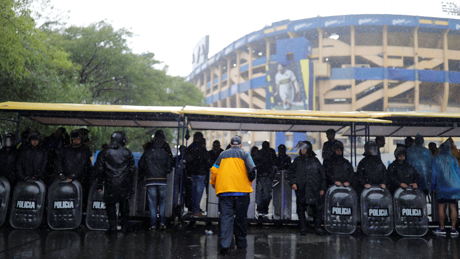 Los simpatizantes del “Xeneize” llegaron hasta el Alberto J. Armando pese al temporal