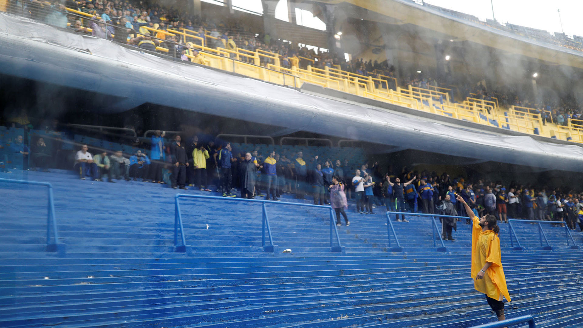 Pese a las incesantes lluvias, miles de hinchas estuvieron presentes en la Bombonera