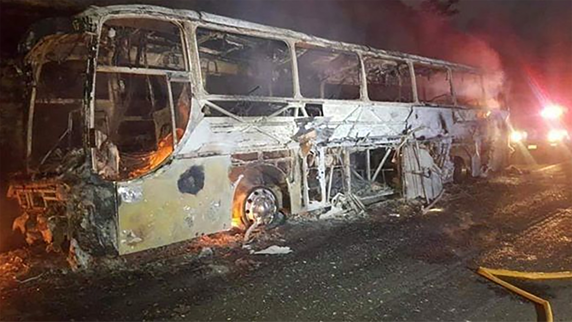 El autobús quedó completamente irreconocible (Foto: Especial)