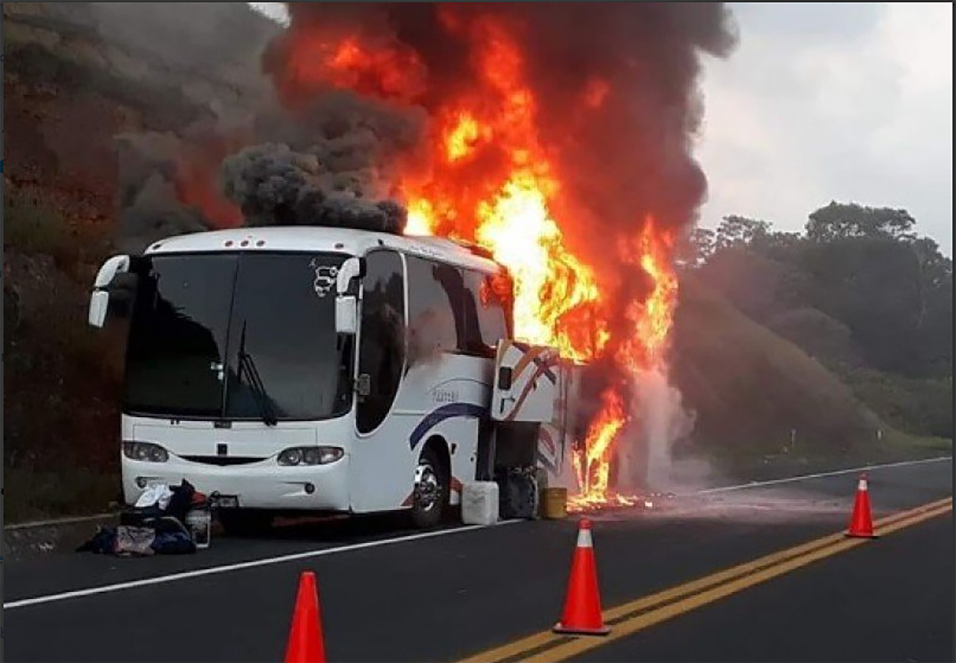 El vehículo había perdido un neumático momentos antes del incendio (Foto: Twitter> @JOSUEPELAYOMTZ)