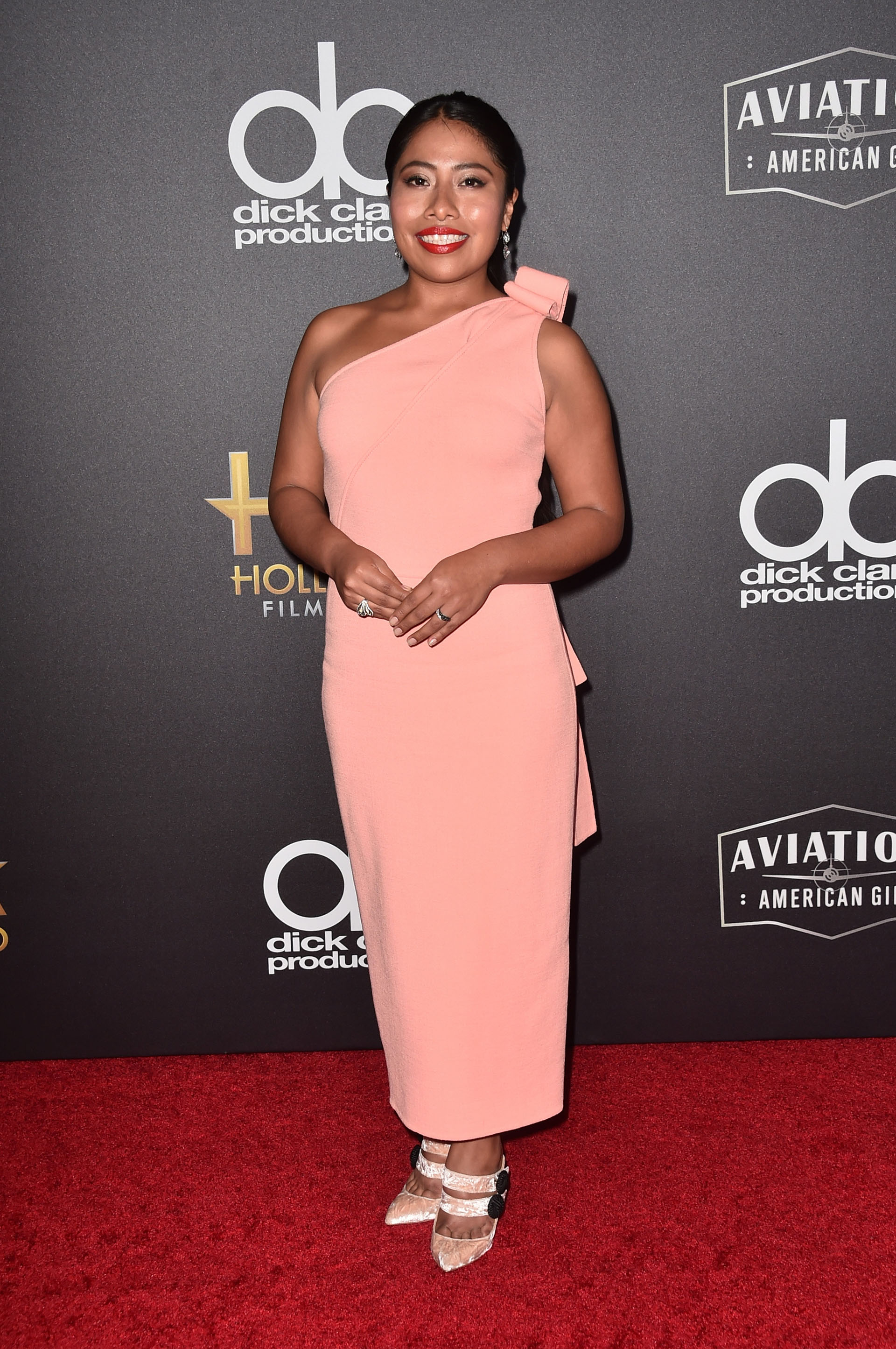 Yalitza Aparicio con un vestido rosa pastel y zapatos al tono
