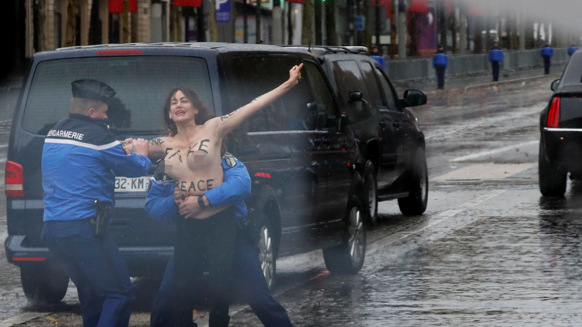 Militantes de Femen se cruzaron a la caravana de Trump antes de la ceremonia