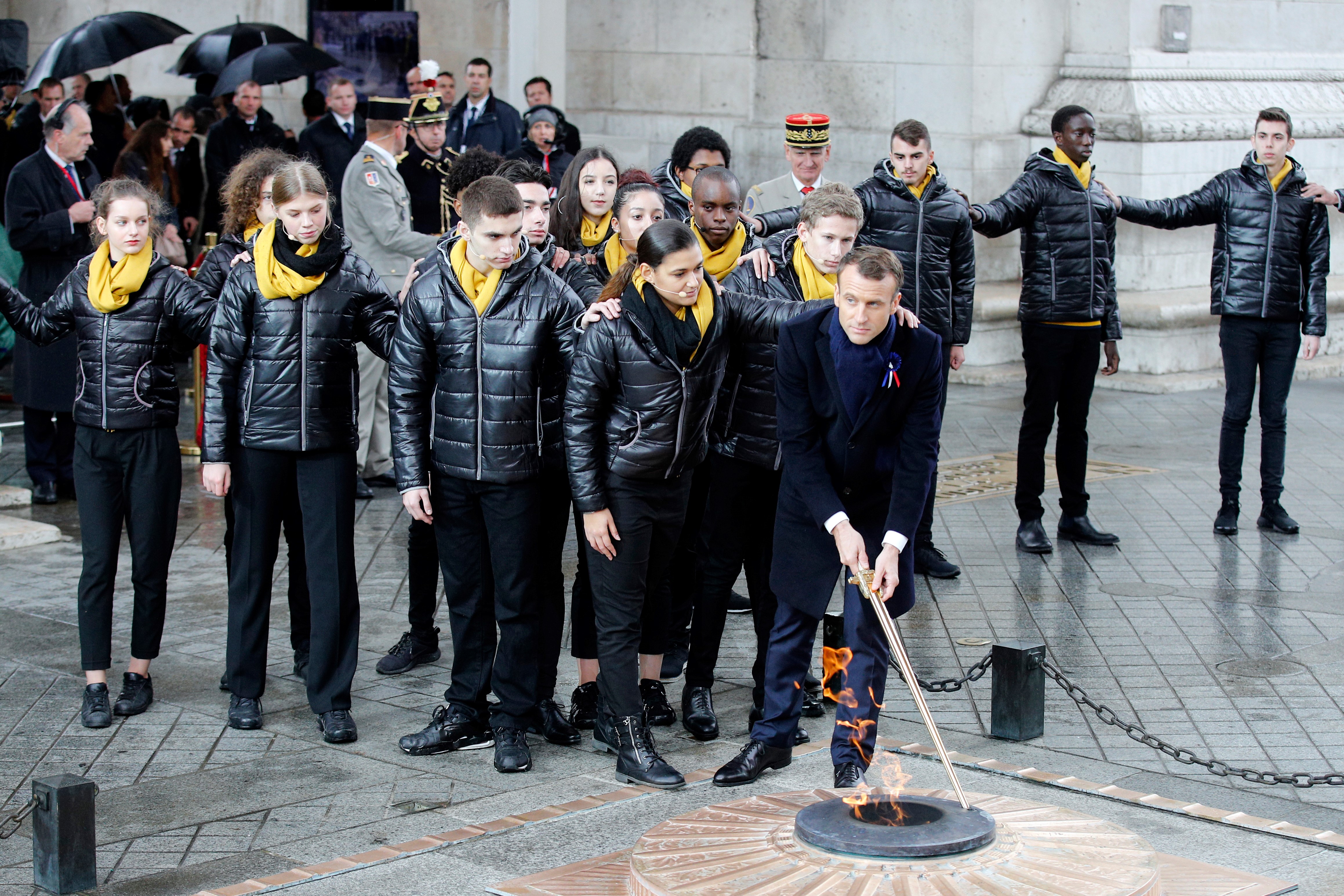 Macron reaviva la llama del soldado desconocido junto a estudiantes de colegio secundario (AFP)