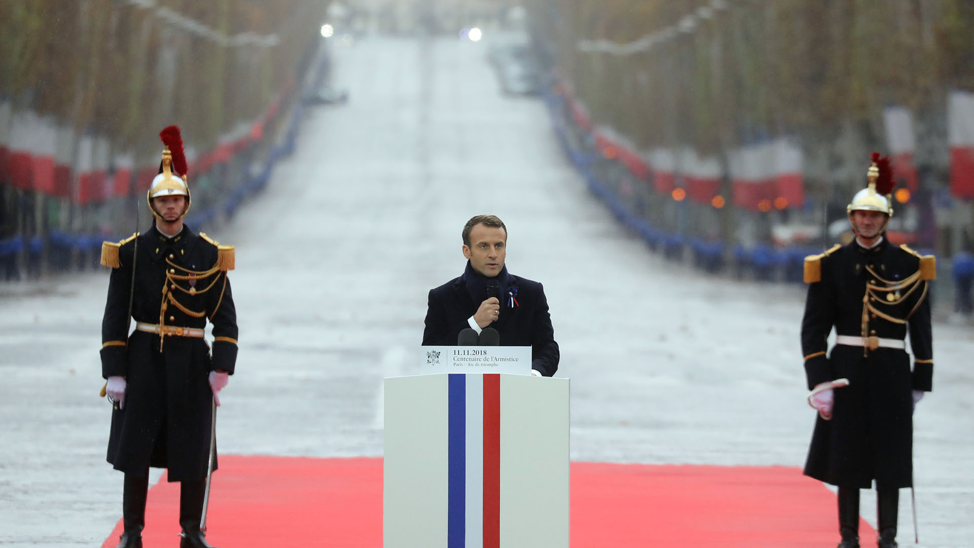 El presidente Macron ofreció un discurso frente al Arco del Triunfo