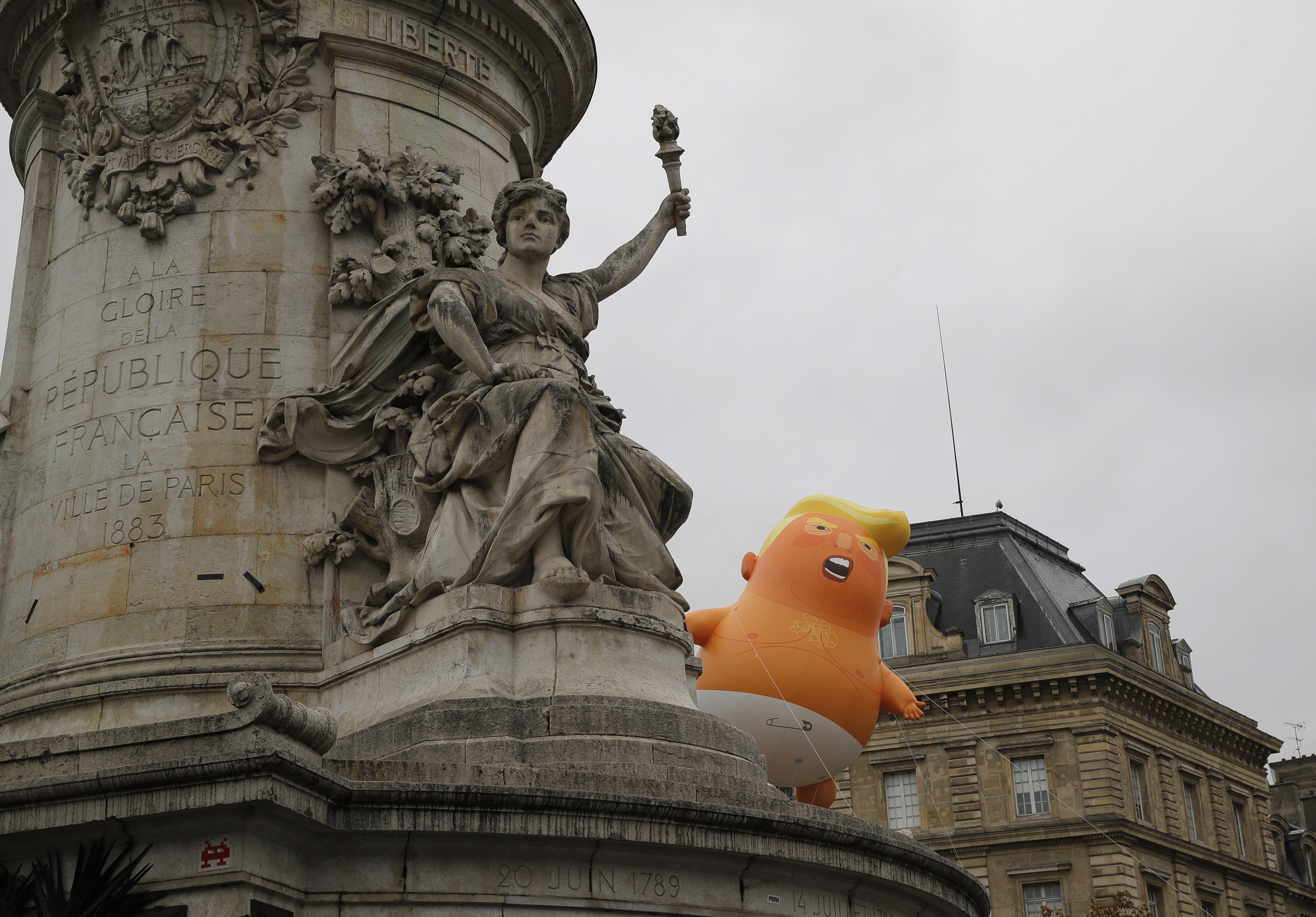 Un globo inflable fue elevado en París en rechazo al mandatario estadounidense