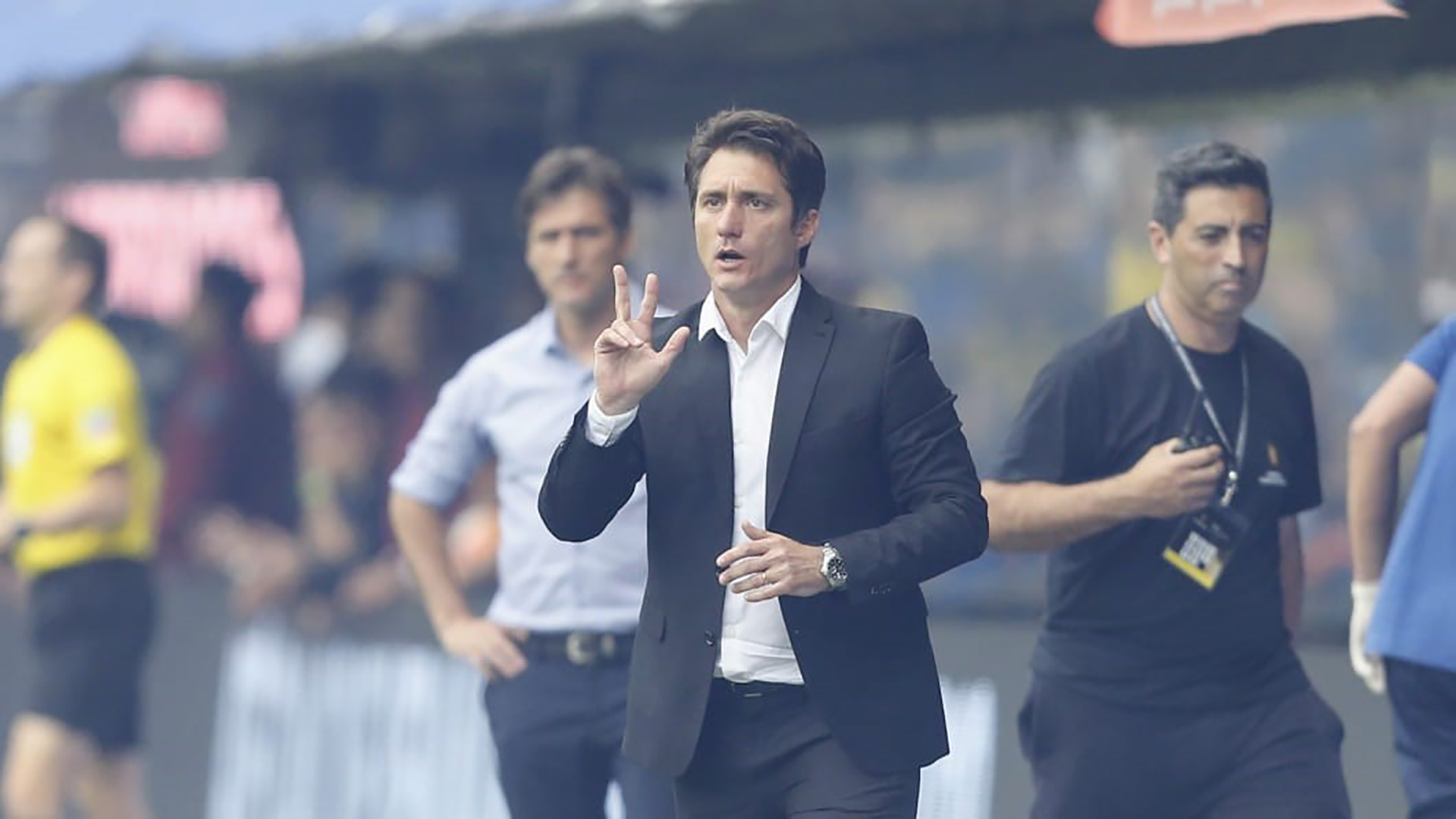 Antes del inicio del partido, Guillermo comenzó con las indicaciones