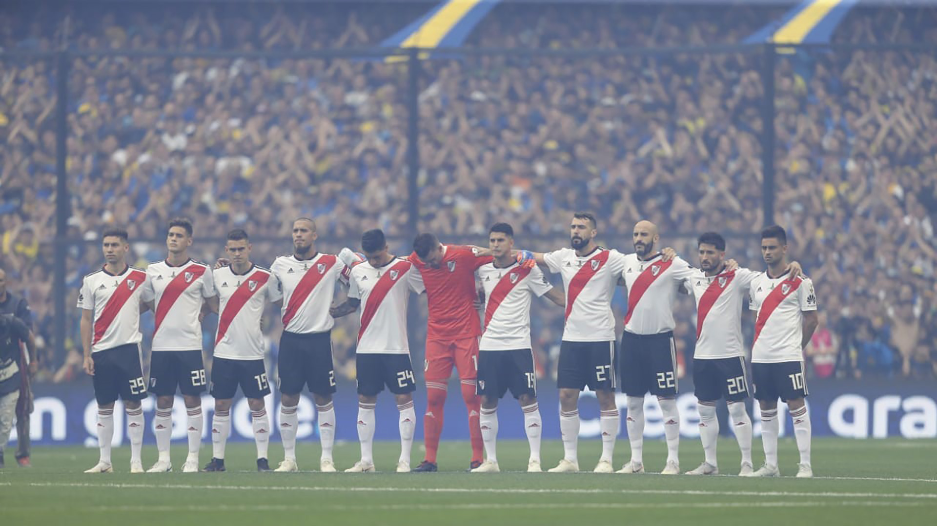Antes del inicio se realizó un minuto de silencio por los cuatro hinchas de Boca fallecidos en la ruta