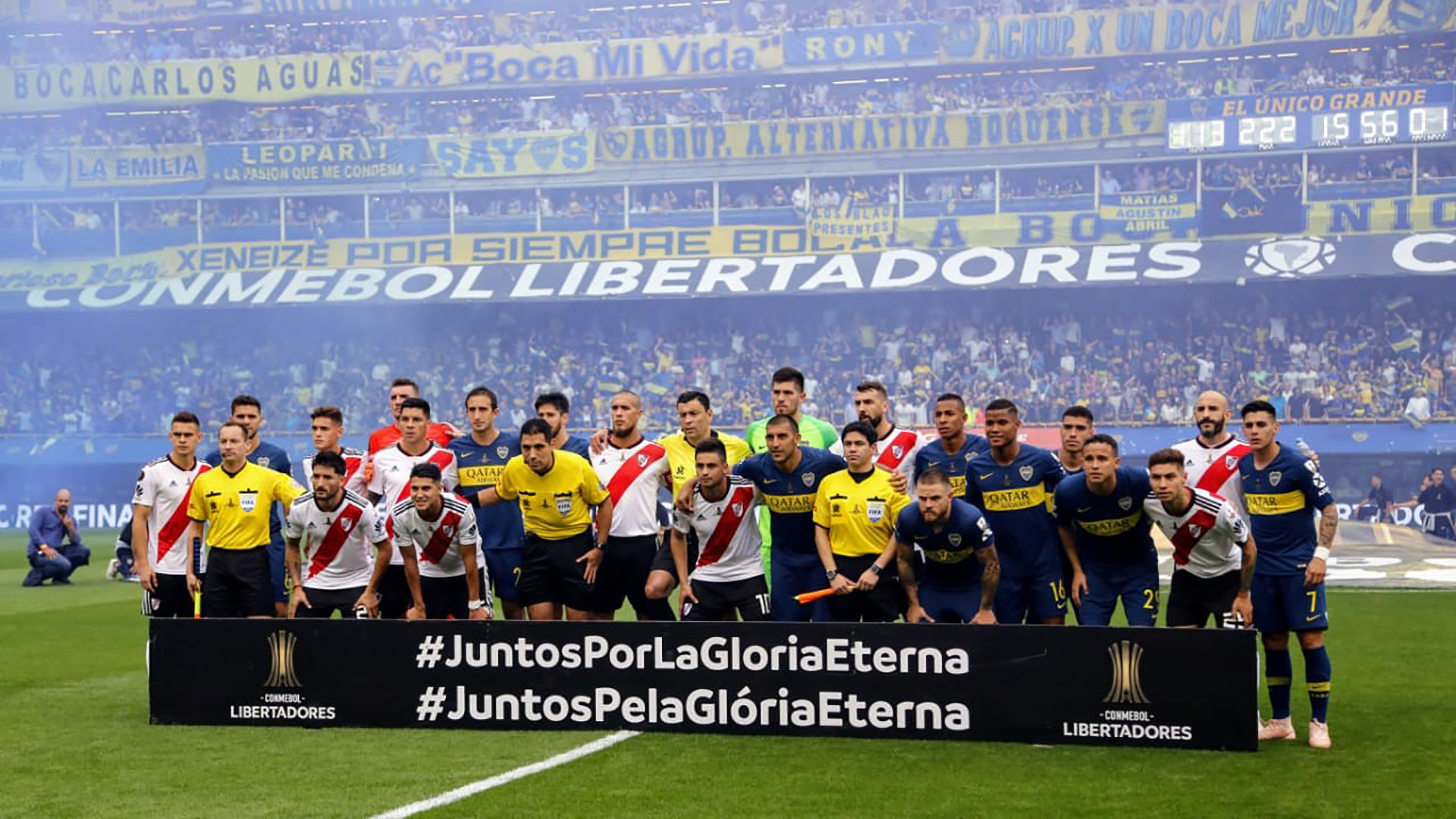 Los dos equipos posaron juntos contra la violencia