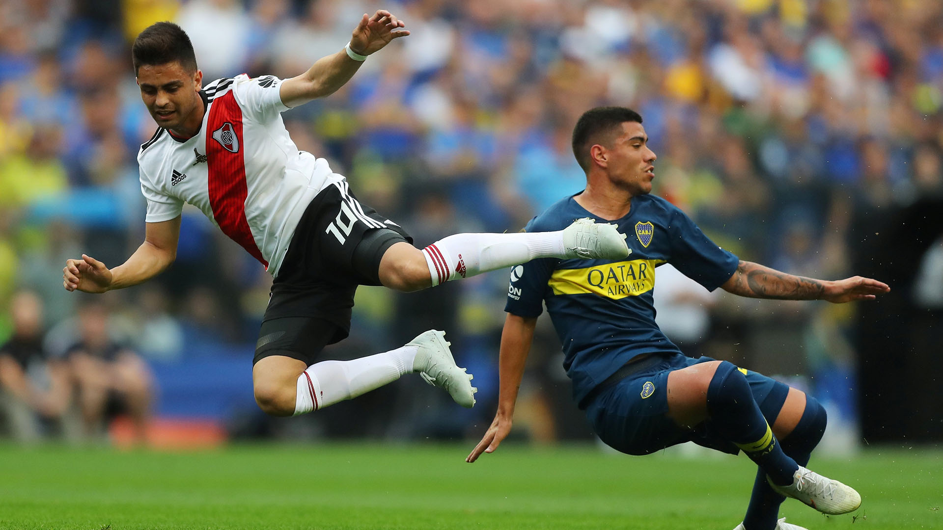 Martínez y Olaza disputan la pelota