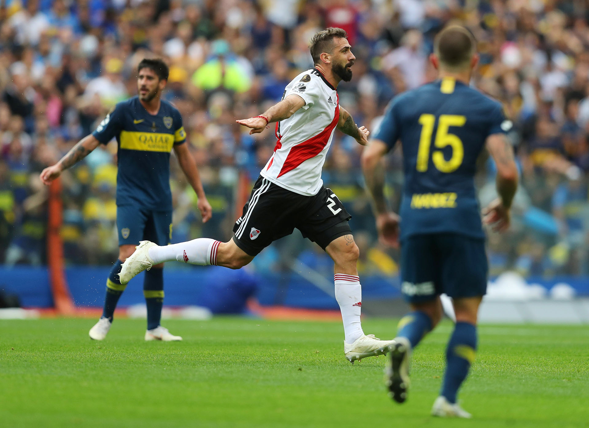El delantero se llevó la marca de Carlos Izquierdoz y definió mano a mano con Agustín Rossi