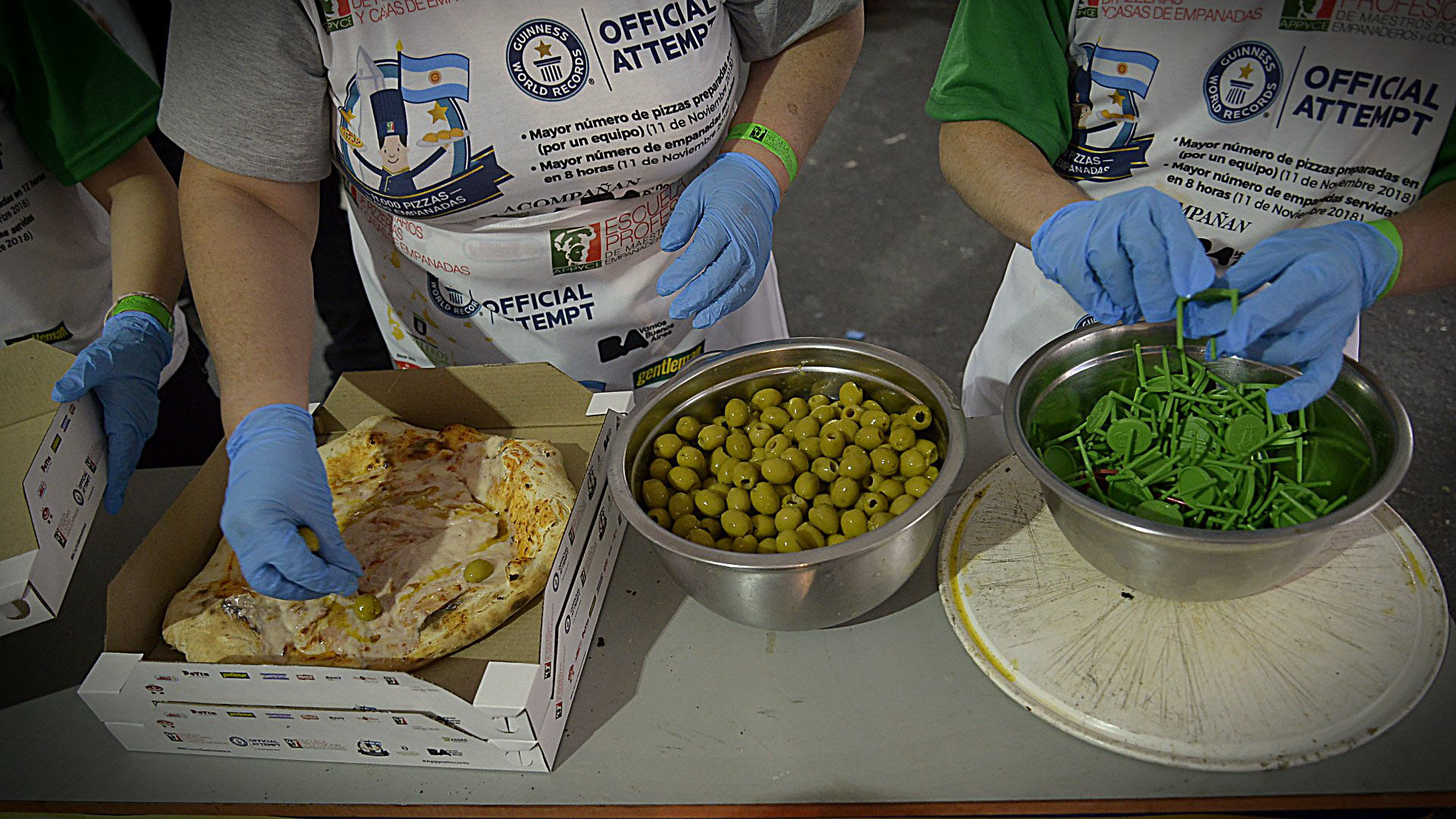 Para la producción se utilizaron 3.000 kilos de harina, 3.000 kilos de queso mozzarella, 1.200 litros de salsa de tomate, 150 litros de aceite y 88.000 aceitunas