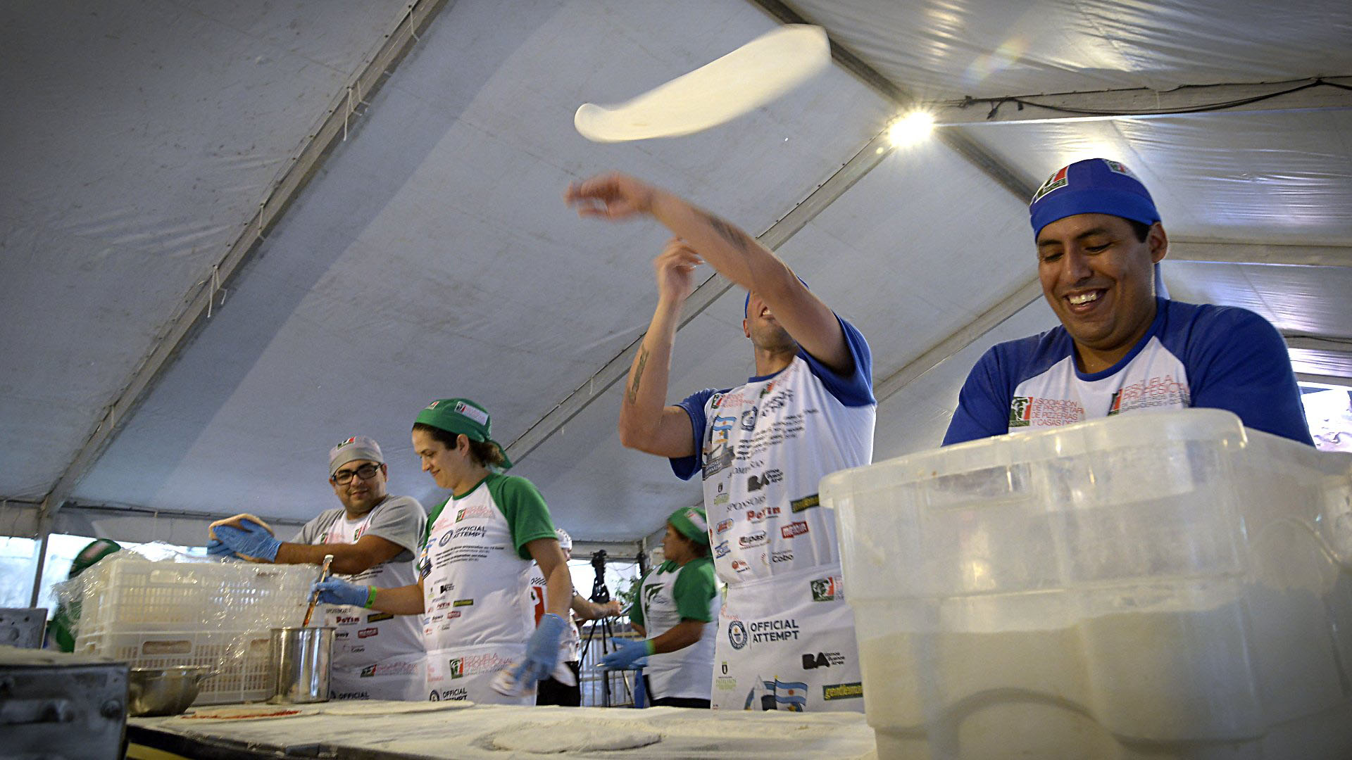 La habilidad de los maestros pizzeros en plena acción