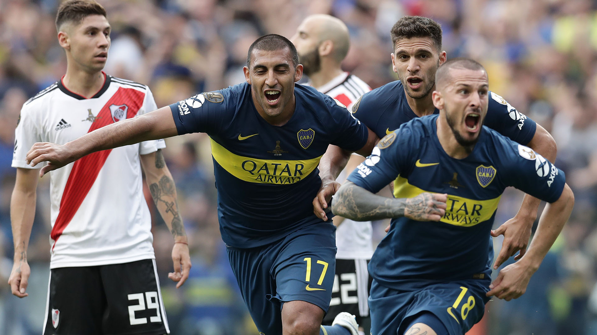 Boca Juniors’ Dario Benedetto (R) celebrates after scoring the team’s second goal against River Plate during their first leg match of the all-Argentine Copa Libertadores final, at La Bombonera stadium in Buenos Aires, on November 11, 2018. (Photo by Alejandro PAGNI / AFP)