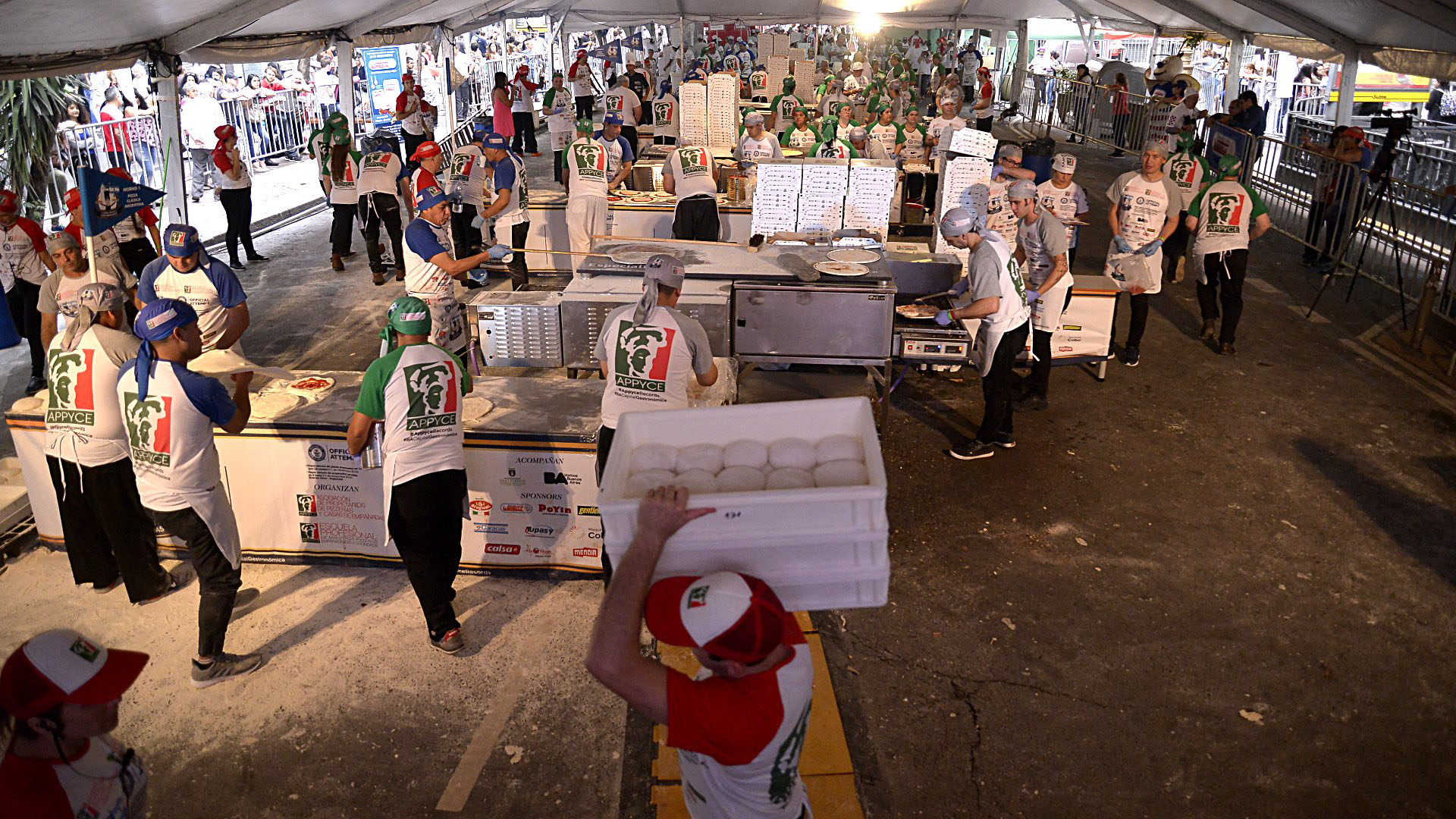 La producción de 11 mil pizzas se realizó a metros del Obelisco