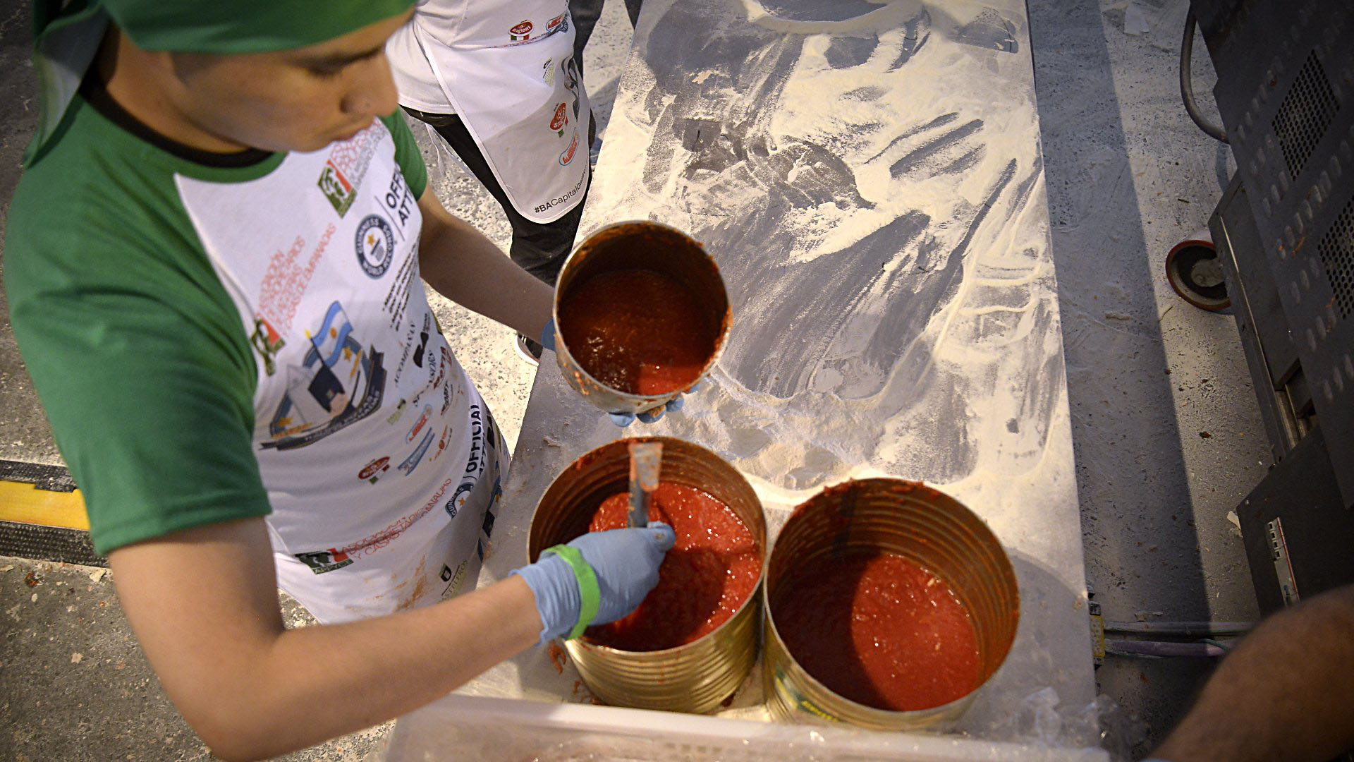 La salsa de tomates, clave y fundamental en la preparación de las pizzas