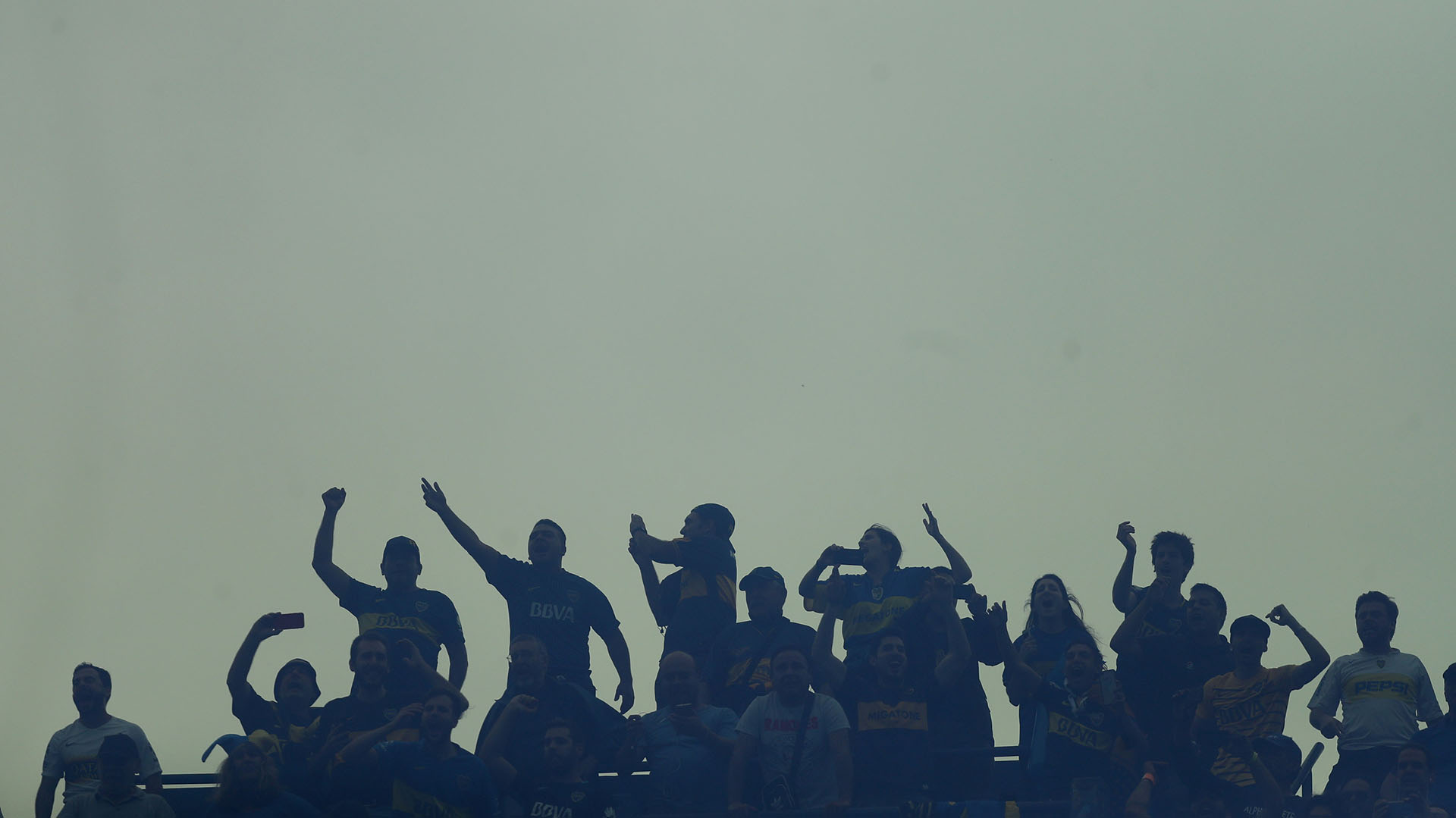 La Bombonera se llenó de humo gracias al color de la hinchada