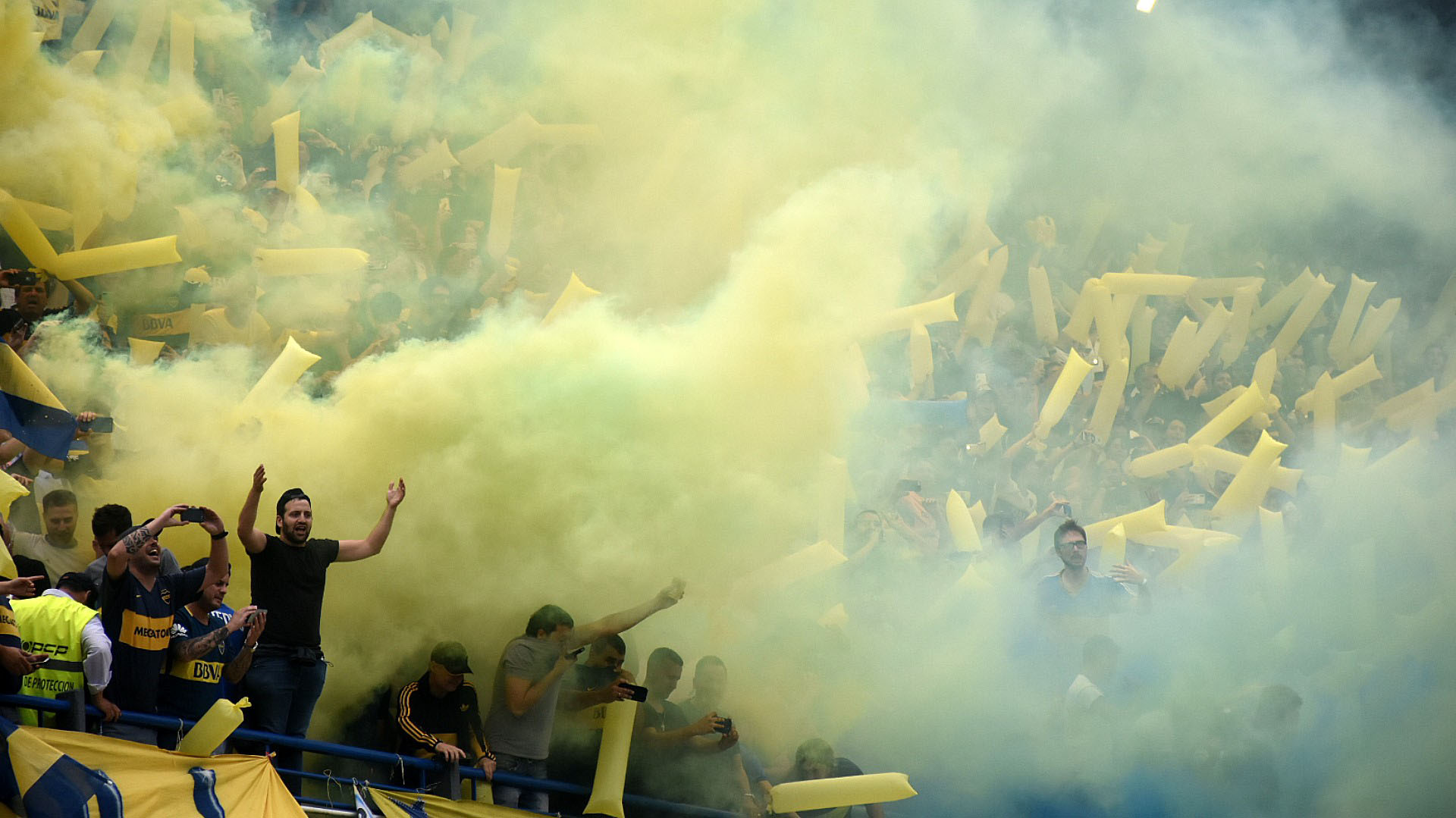 El humo amarillo y azul brotó desde las tribunas en la salida de los equipos