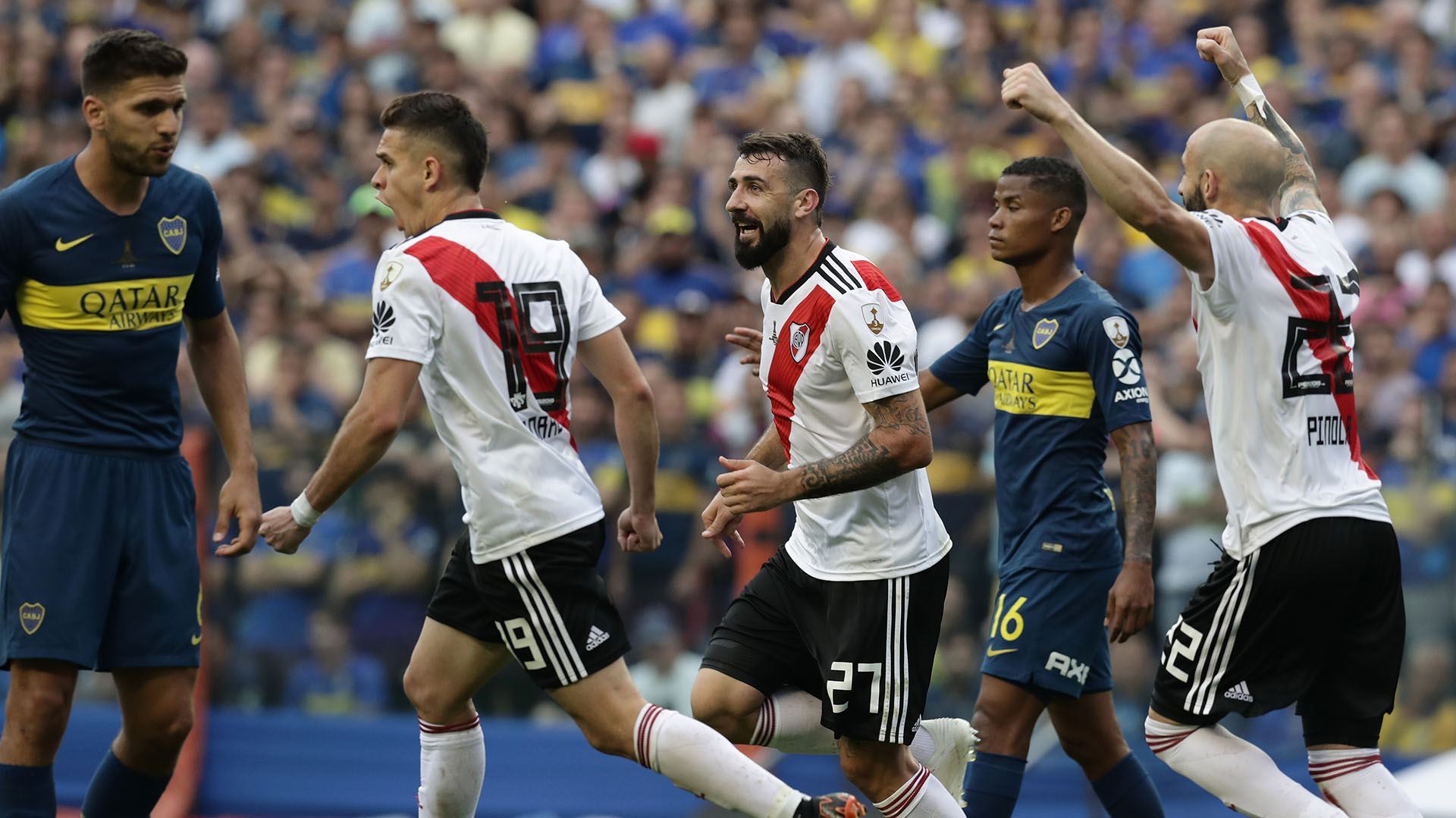 El volante le tiró un centro a Pratto, pero el zaguero de Boca la peinó