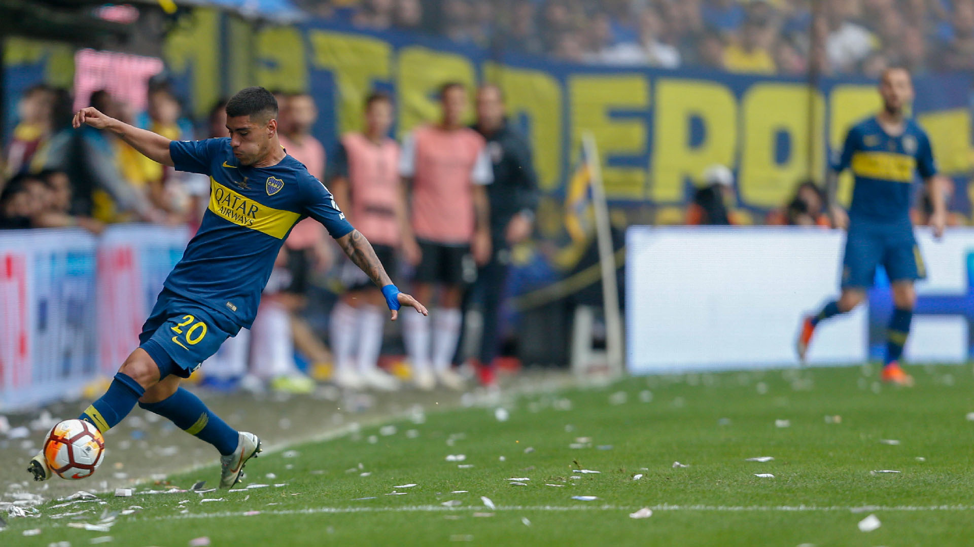 Olaza evita que la pelota se pierda por el lateral