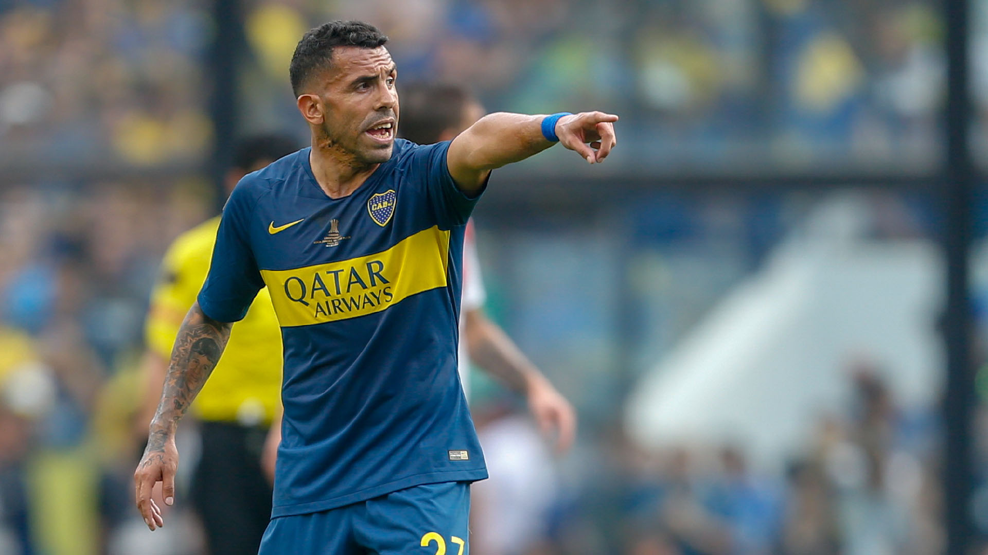 Tévez dando indicaciones