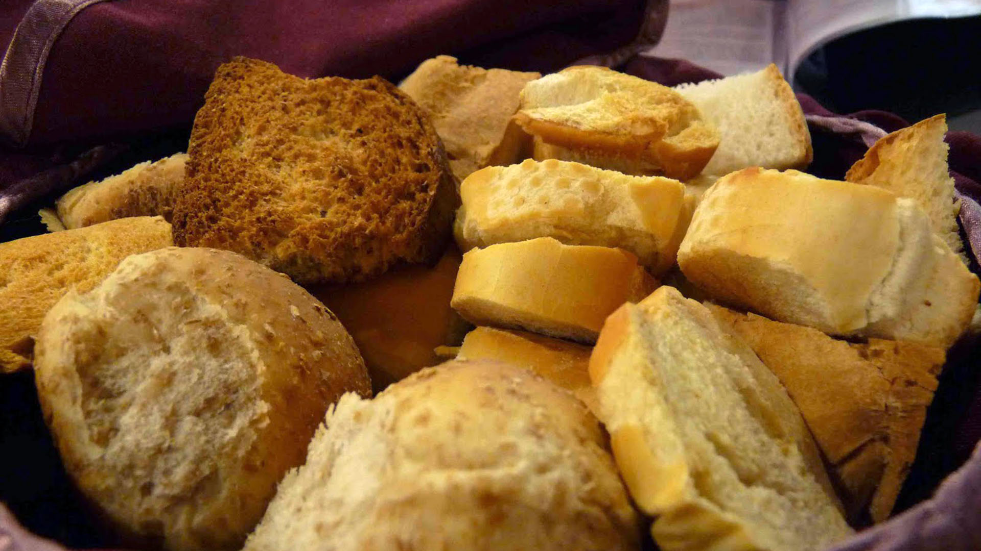 Pan, sal y pimienta y comida apta para celíacos deben estar presentes para poder cubrir un cubierto