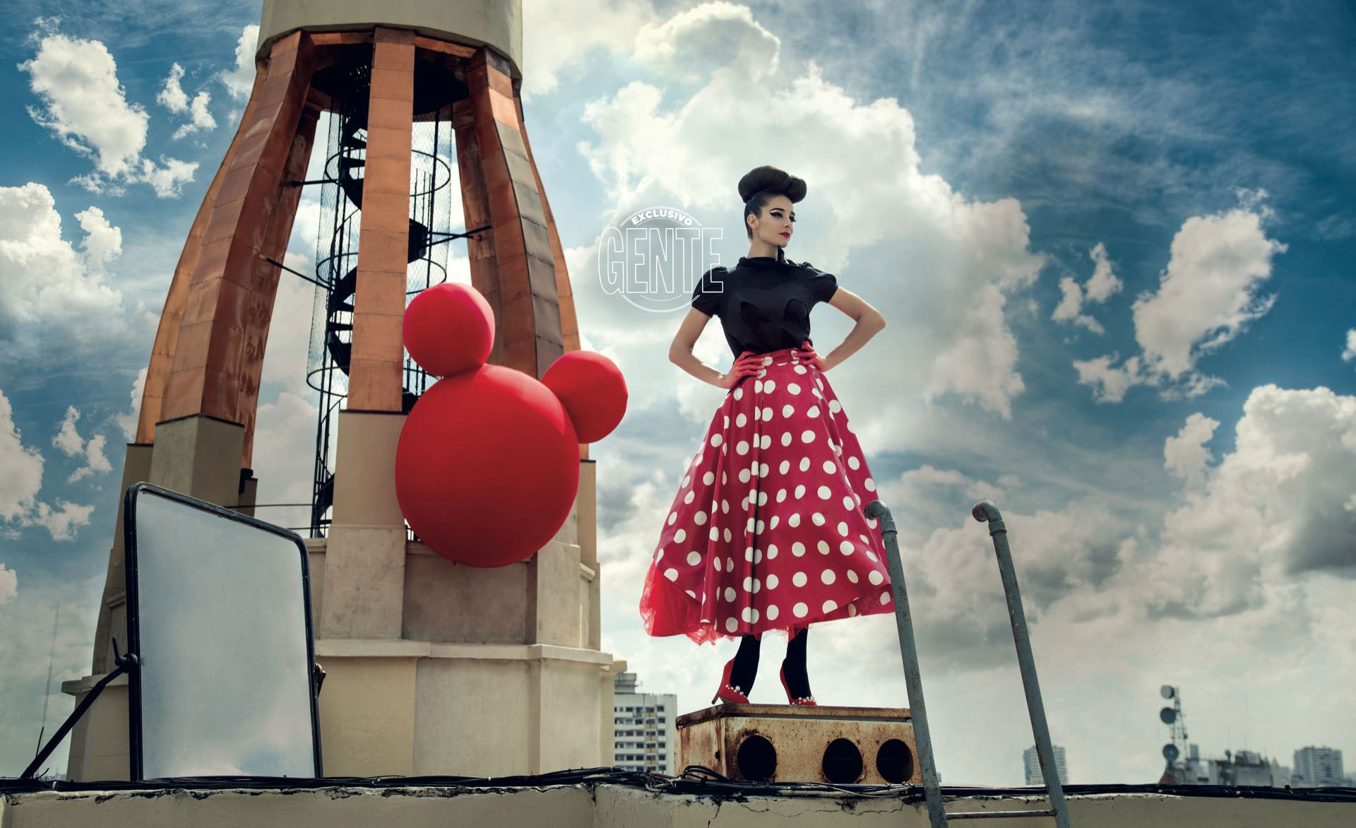 Juana Viale en el mirador de la Galería Güemes: San Martín 170.