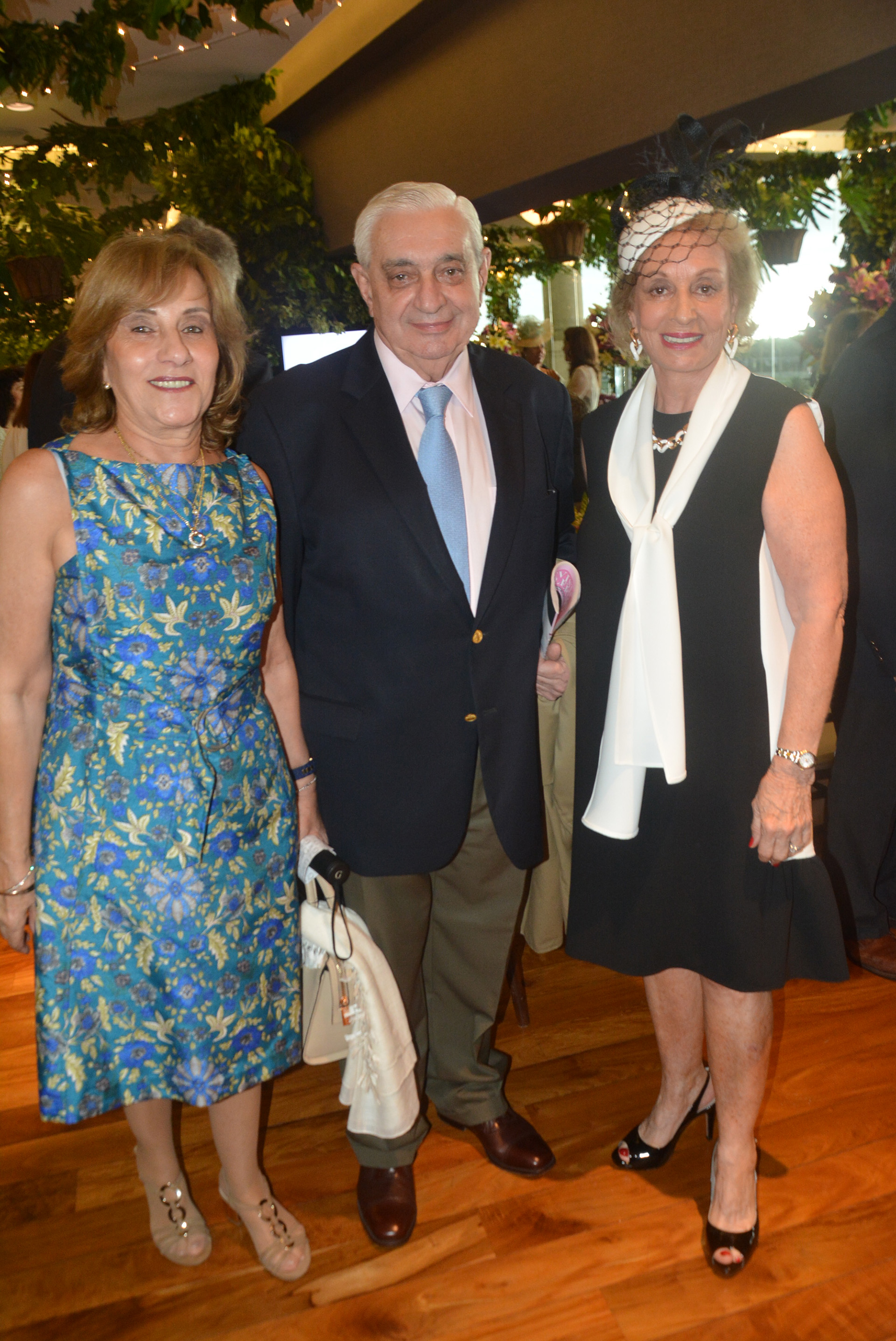 El presidente de la Bolsa de Comercio de Buenos Aires, Adelmo Gabbi, y su mujer junto a Miriam Bagó