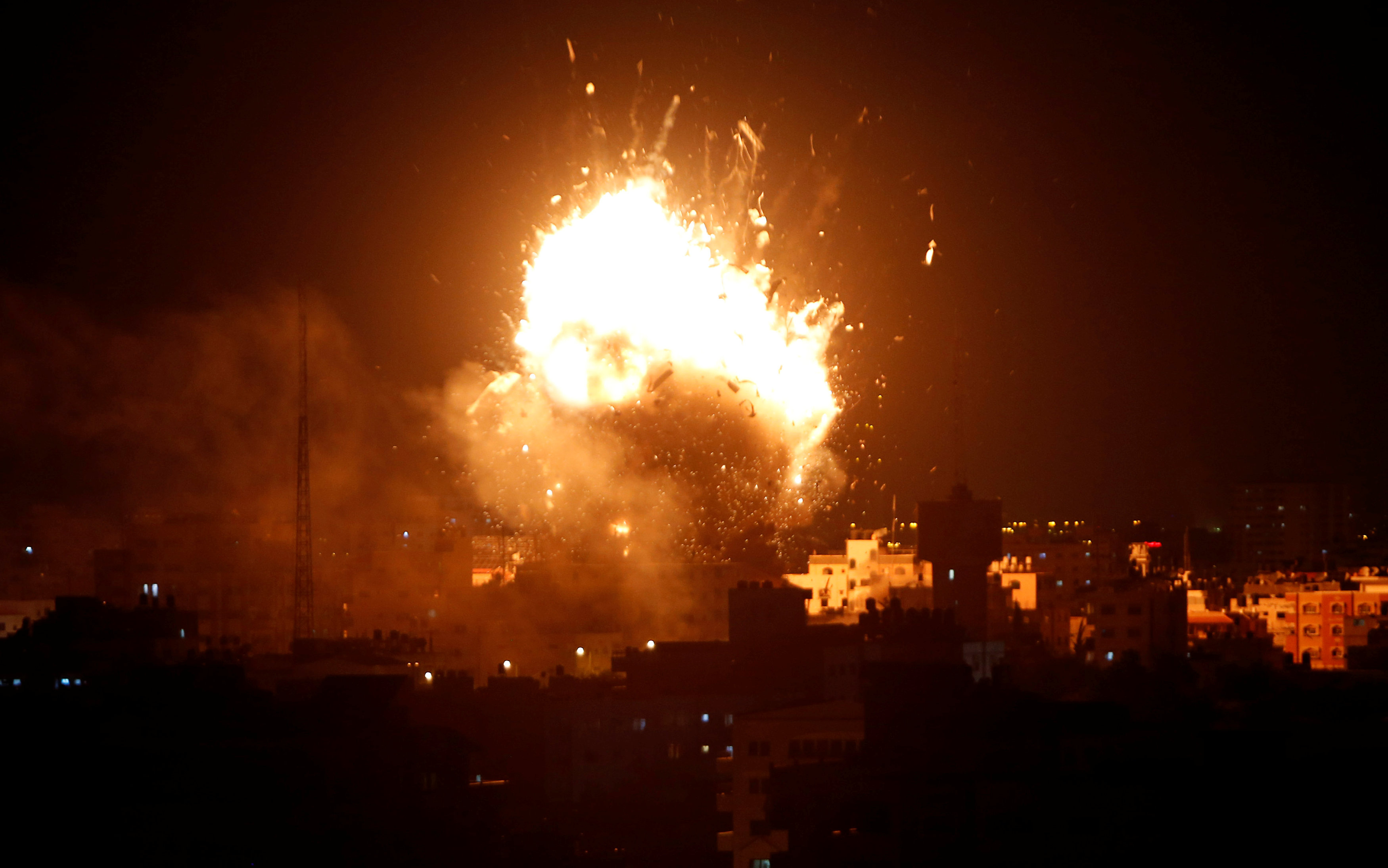 El ataque contra la televisión de Hamas en Gaza City (REUTERS/Ahmed Zakot)