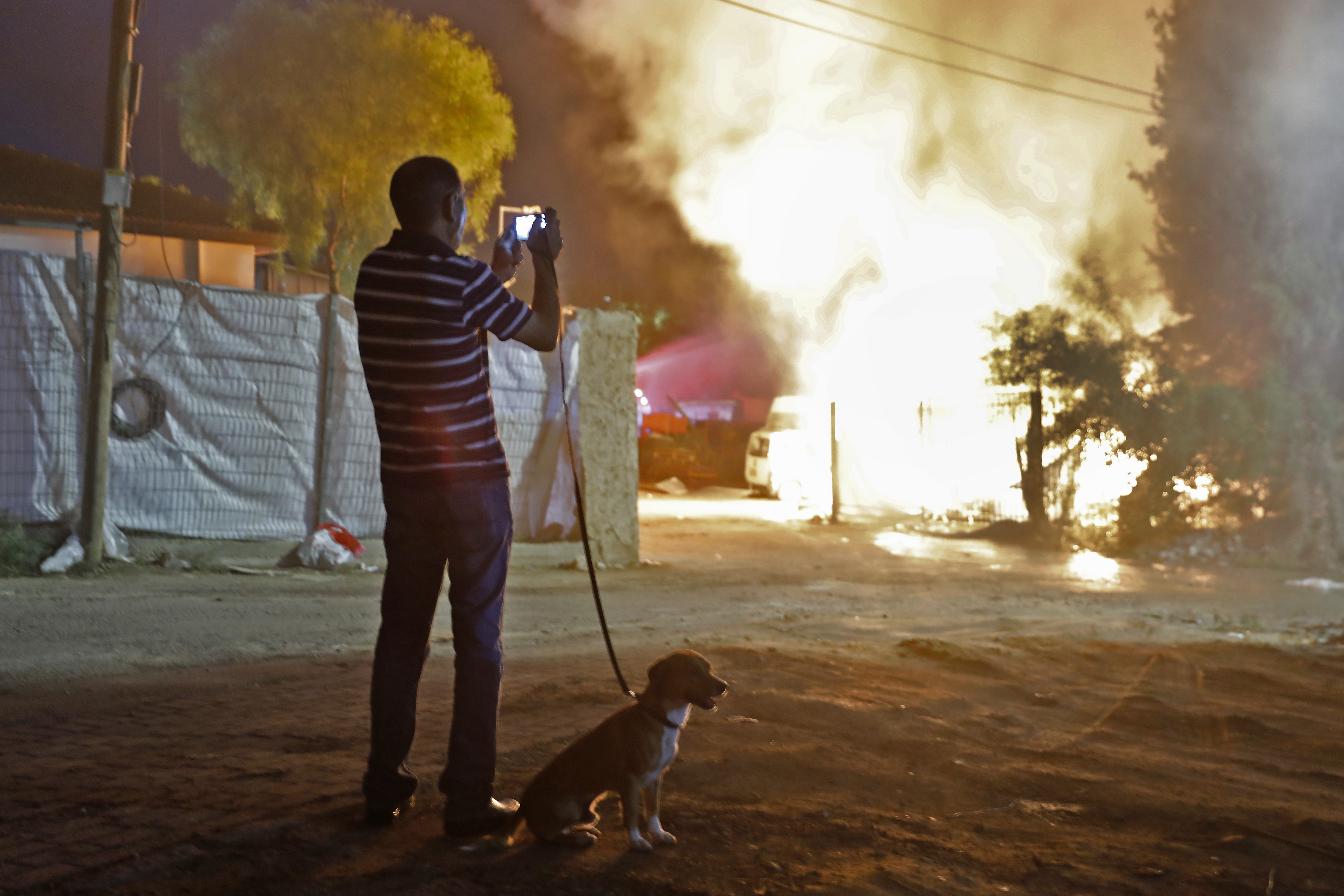 Un hombre observa un edificio alcanzado por un misil disparado desde Gaza en la ciudad de Sderot, en el sur de Israel