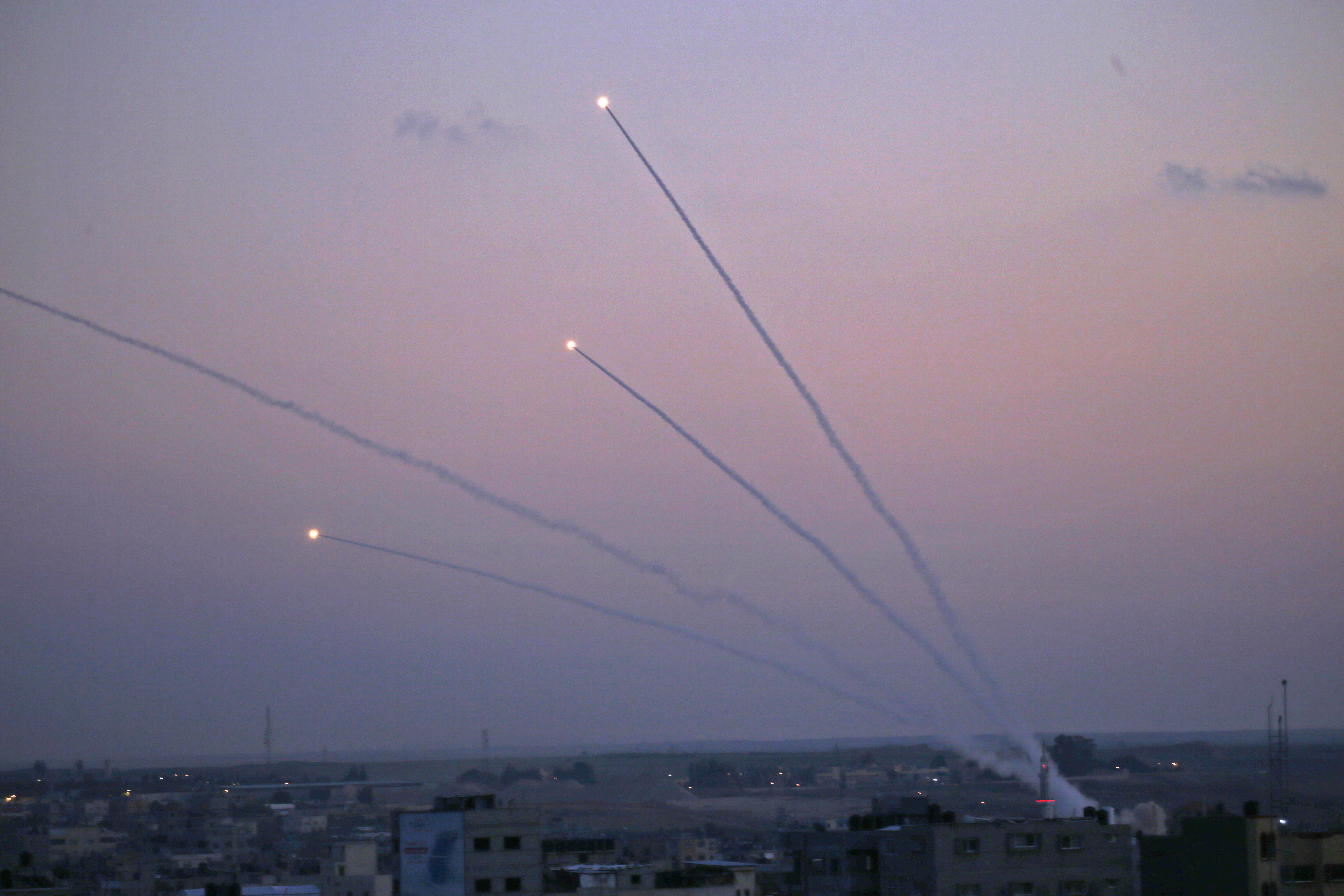 Una fotografía tomada desde la Franja de Gaza el 12 de noviembre de 2018 muestra los misiles lanzados hacia Israel. (Said KHATIB / AFP)