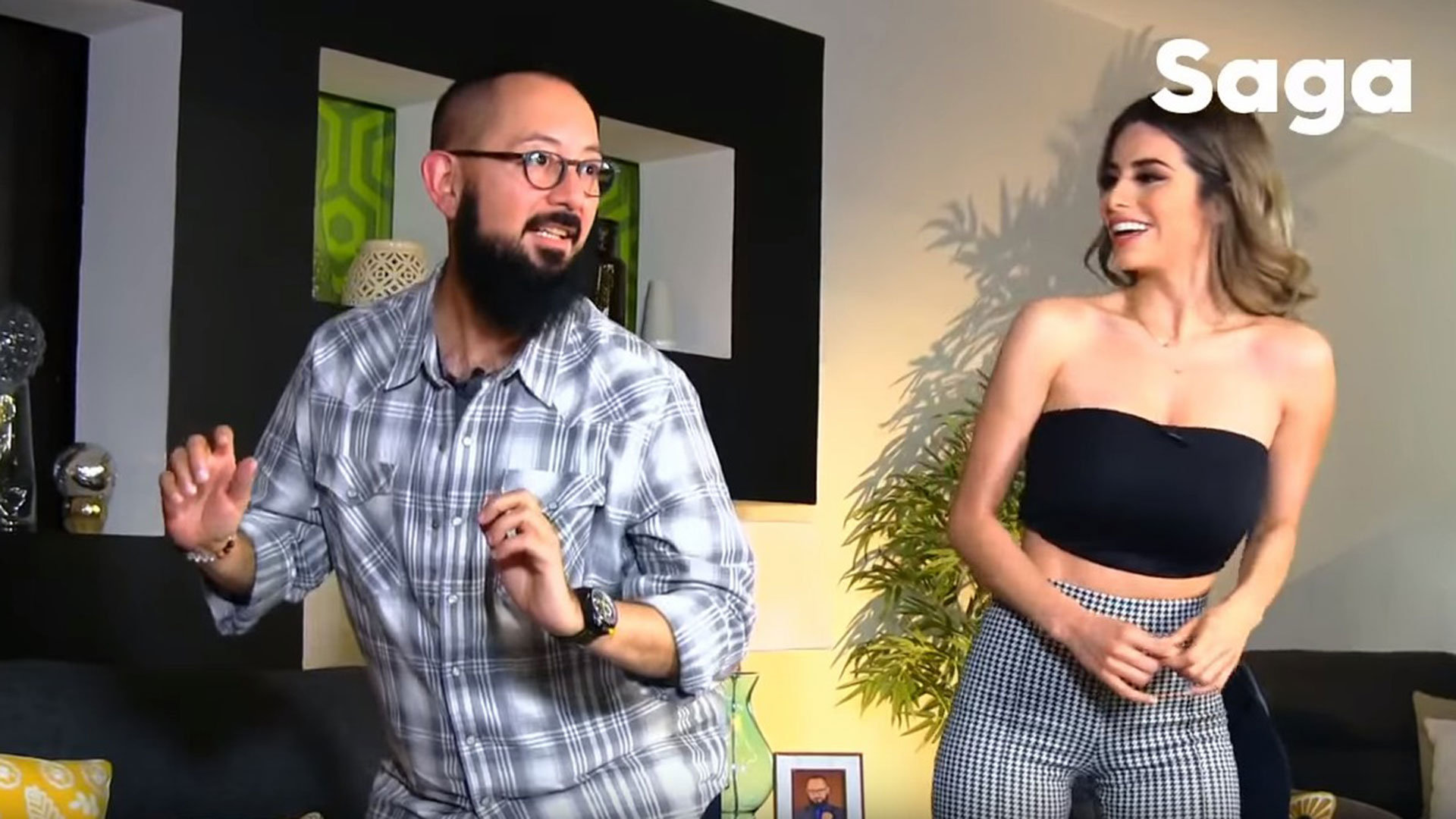 El crítico de televisión Álvaro Cueva se burló de la pose de Yanet García (Foto: YouTube La Saga)