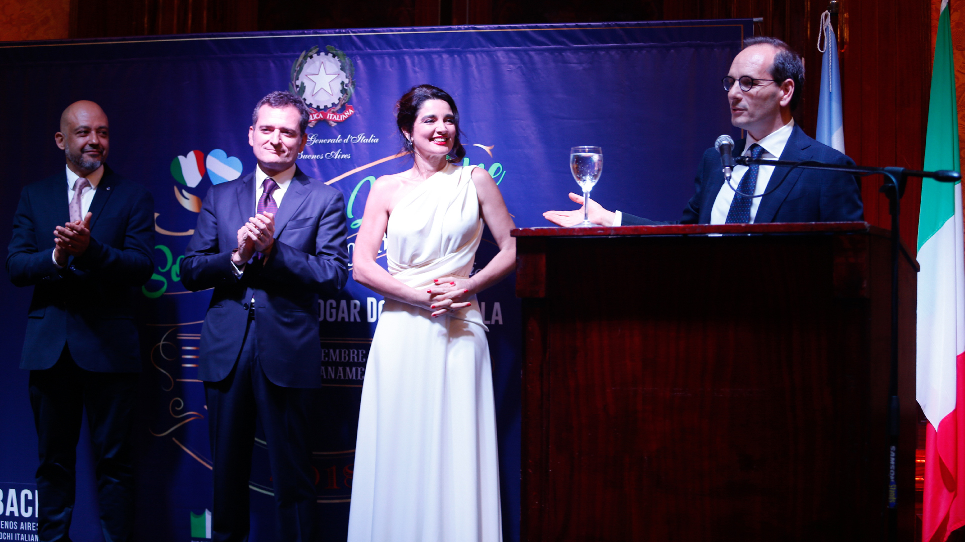 El embajador de Italia en la Argentina, Giuseppe Manzo, en el discurso de apertura de la cena benéfica del hogar Don Guanella. De izquierda a derecha: Darío Reynoso, director de Don Guanella, Riccardo Smimmo, cónsul de Italia en Argentina, y Verónica Varano