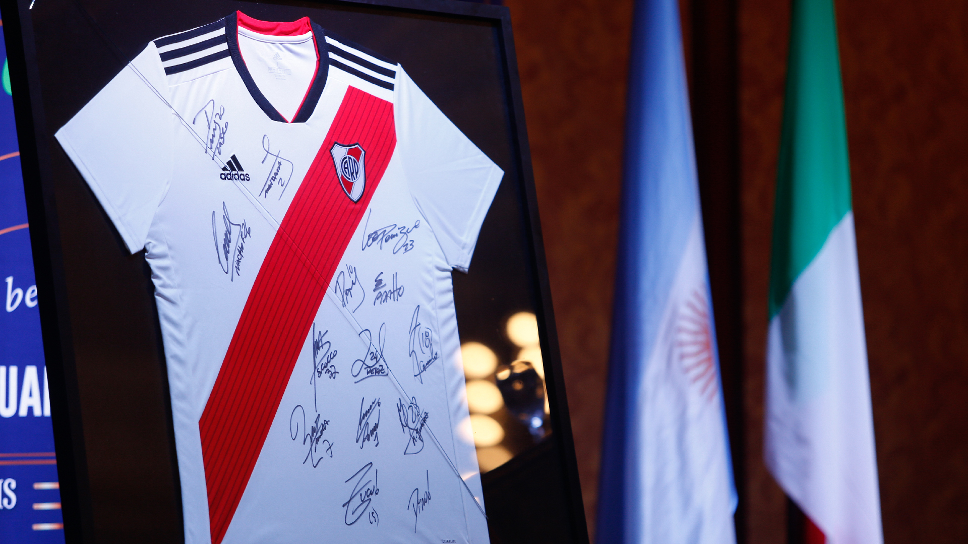 La camiseta de River autografiada, entre las piezas subastadas