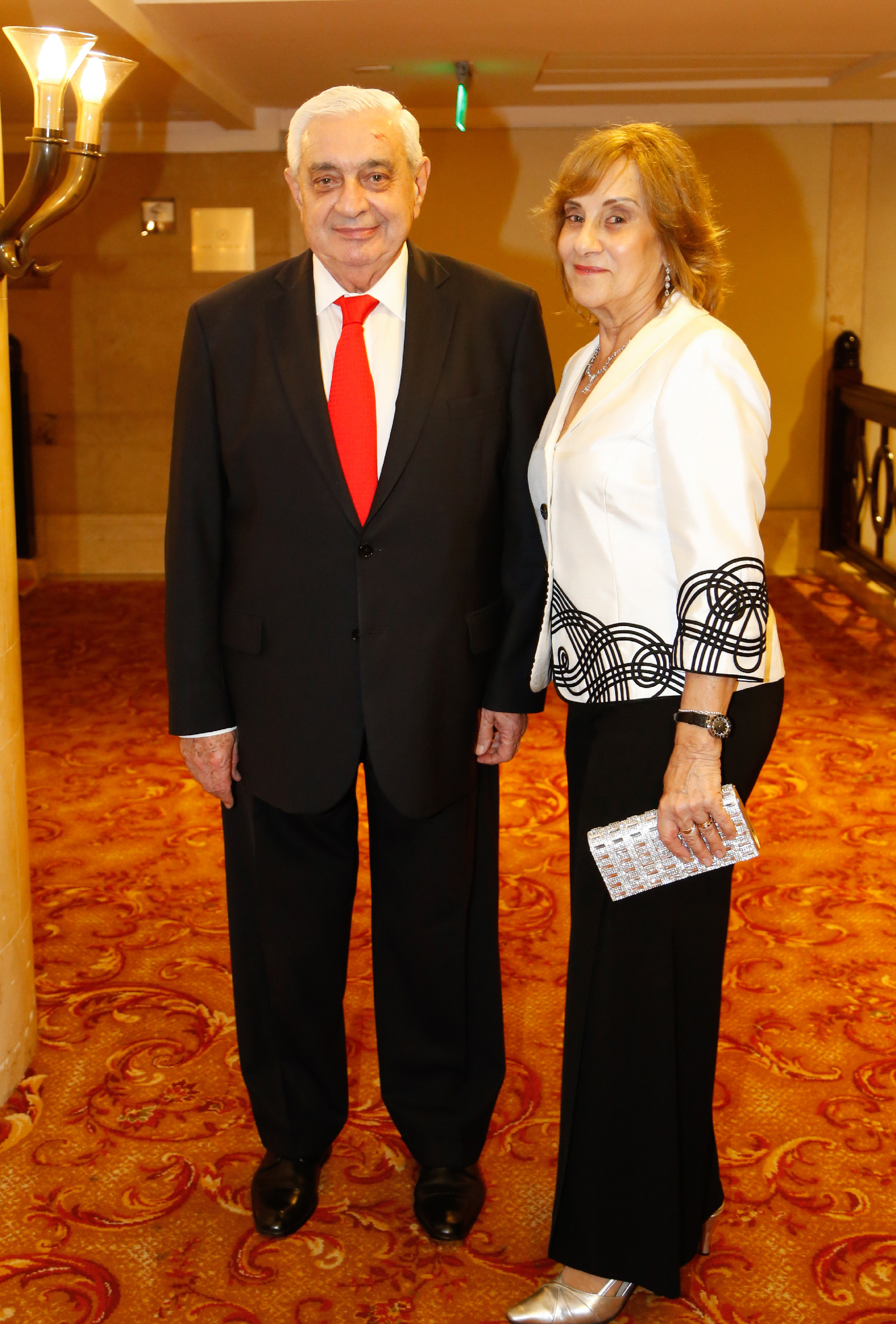 Adelmo Gabbi, presidente de la Bolsa de Comercio, acompañado por su esposa