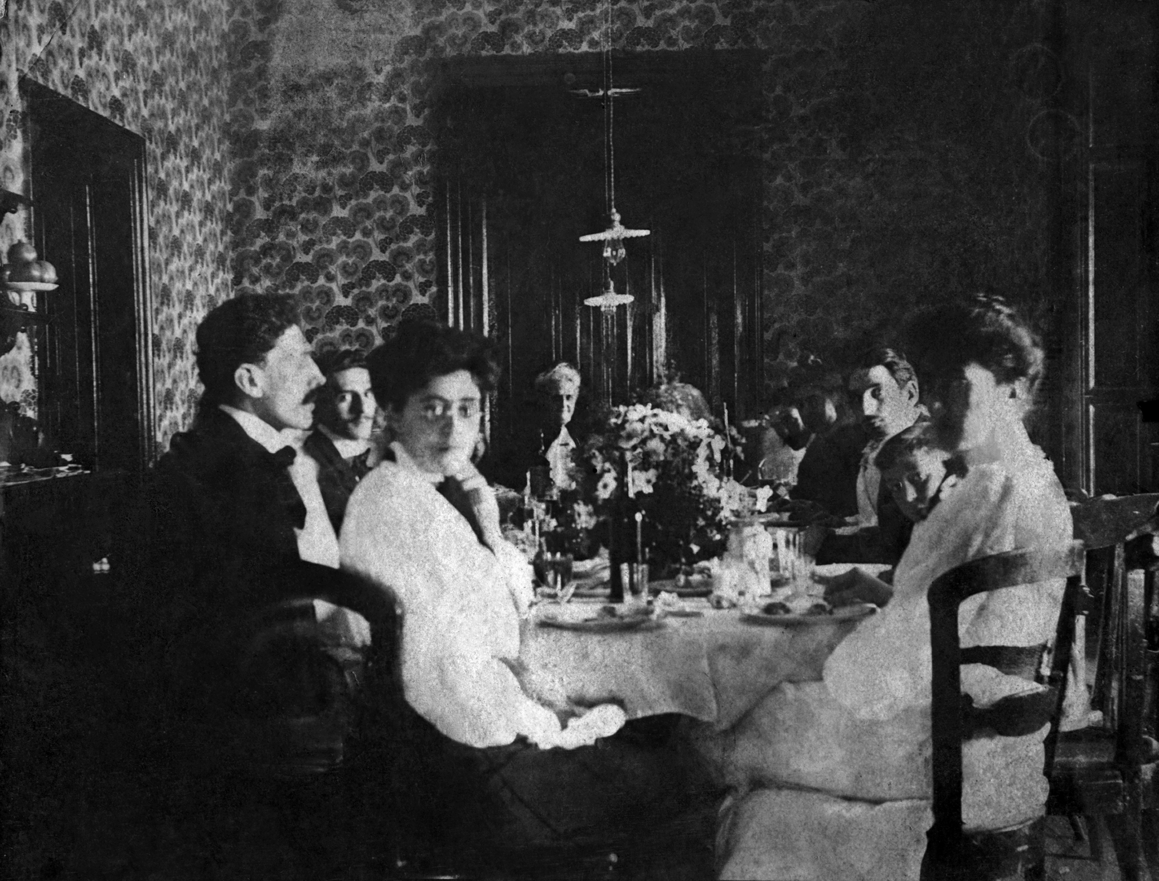 El empapelado con motivo de malvones daba realce al juego de comedor, que evidencia las líneas propias de los estilos del primer tercio del siglo XIX