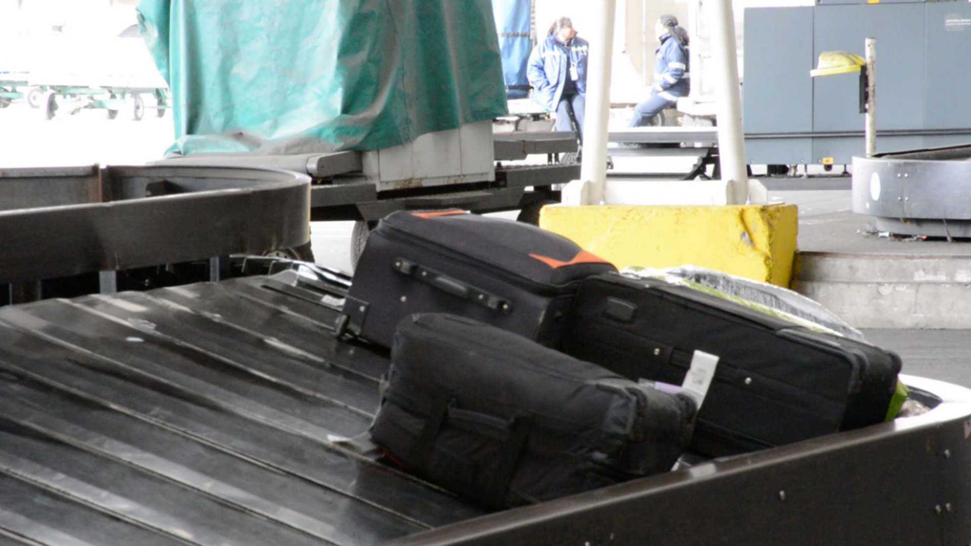 Qué hacer si la valija con la que viajás fue dañada y forzada - Infobae