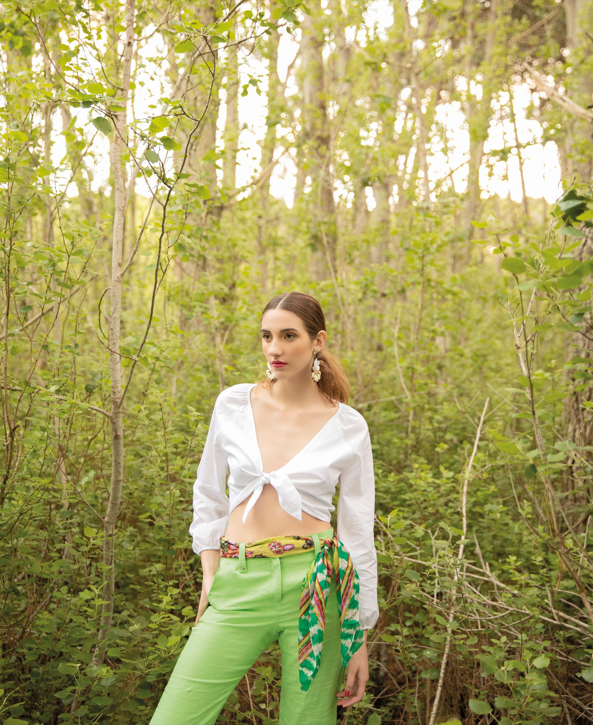 Camisa con elástico en las mangas ($ 2.515, AY Not Dead), pantalón de lino ($ 3.498, Ayres), aros ($ 1.920, Flâneur) y pañuelo a la cintura estampado (Var’s).