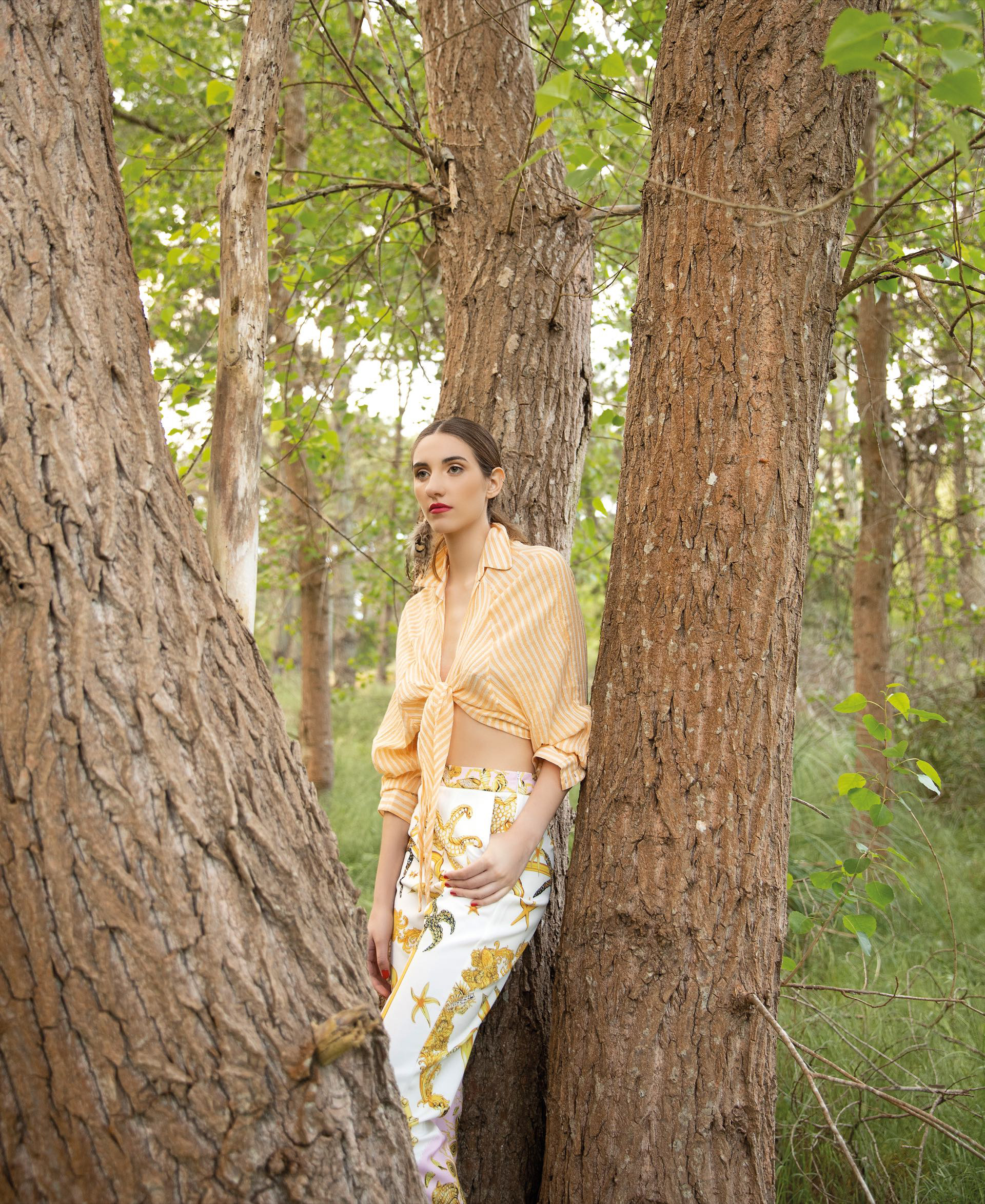 Camisa de algodón (Indiastyle), pantalón estampado ($ 4.980, Brava) y aros de pluma (el par,$ 2.700, Flâneur).