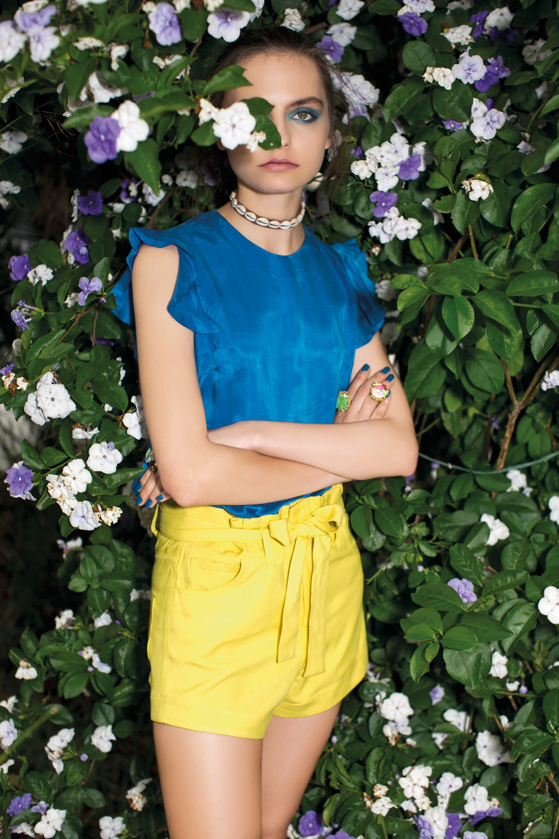 Blusa de seda con volados en las mangas ($ 3.490, Las Pepas) y short con lazo (Allô Martínez).