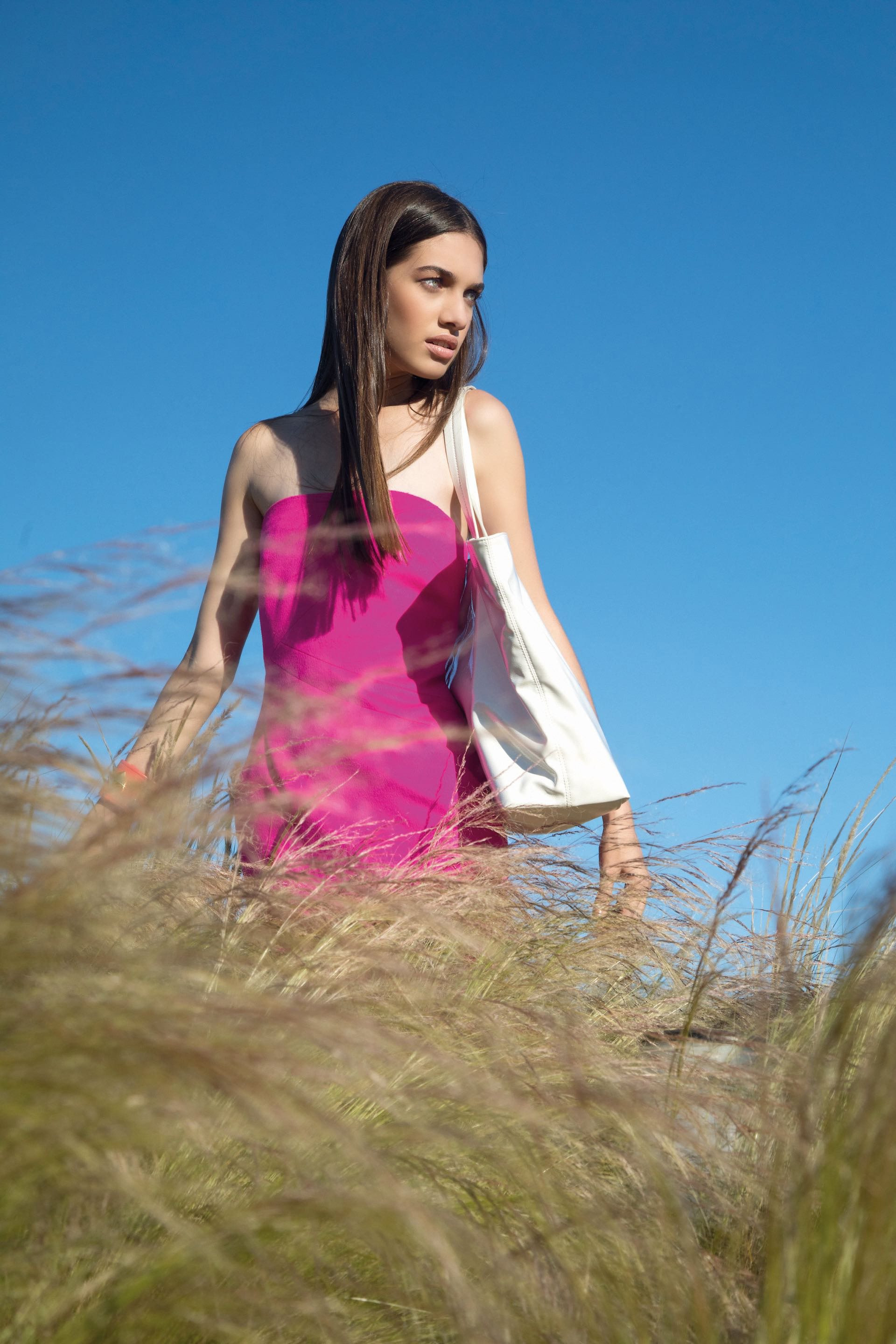 Vestido de paño strapless ($ 10.000, L’Academie Boutique) y bolso de charol ($ 3.460, Mishka).