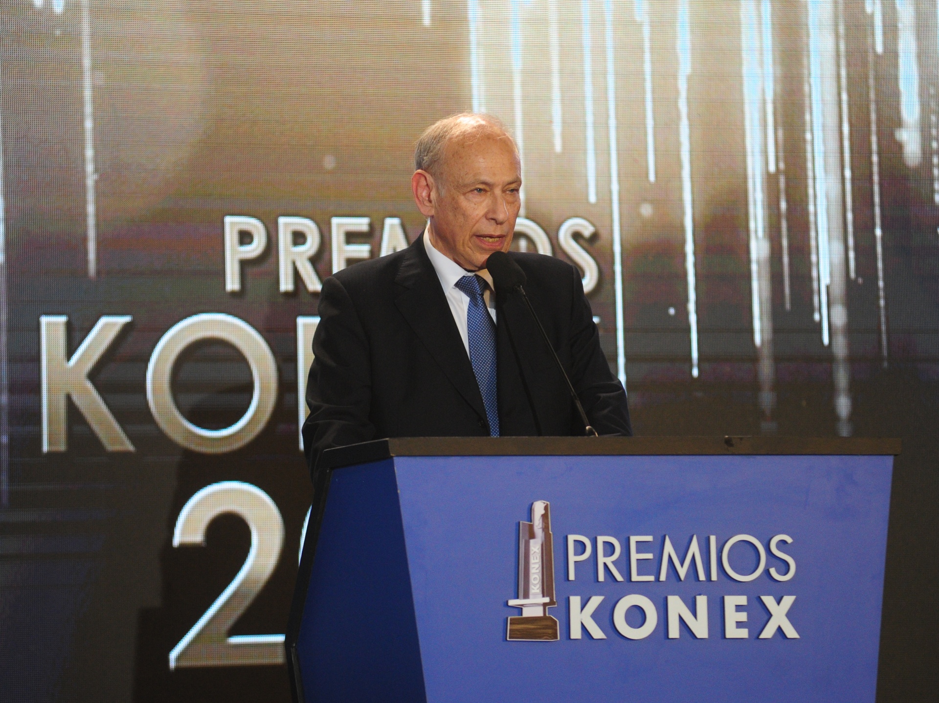 El presidente de la Fundación Konex, Luis Ovsejevich, durante el acto culminatorio de entrega de los Premios Konex a quienes demostraron la mejor labor en su actividad y en la última década (2008-2017), que se llevó a cabo en el Salón de Actos de la Facultad de Derecho de la Universidad de Buenos Aires