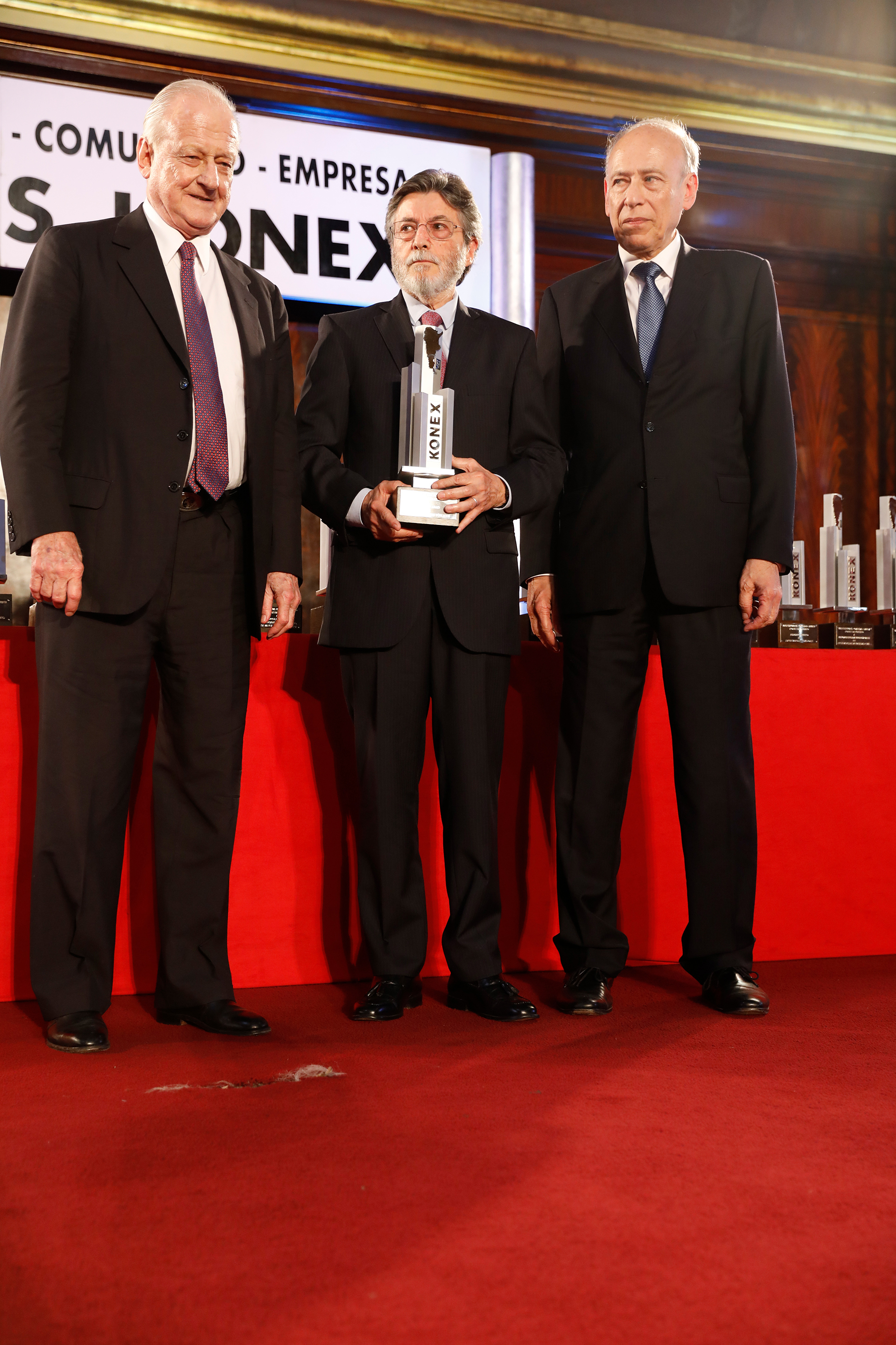 Alberto Abad recibió el Premio Konex de Platino en la disciplina Administradores Públicos. En la foto, junto a Gregorio Badeni, quien le entregó el Premio, y Luis Ovsejevich