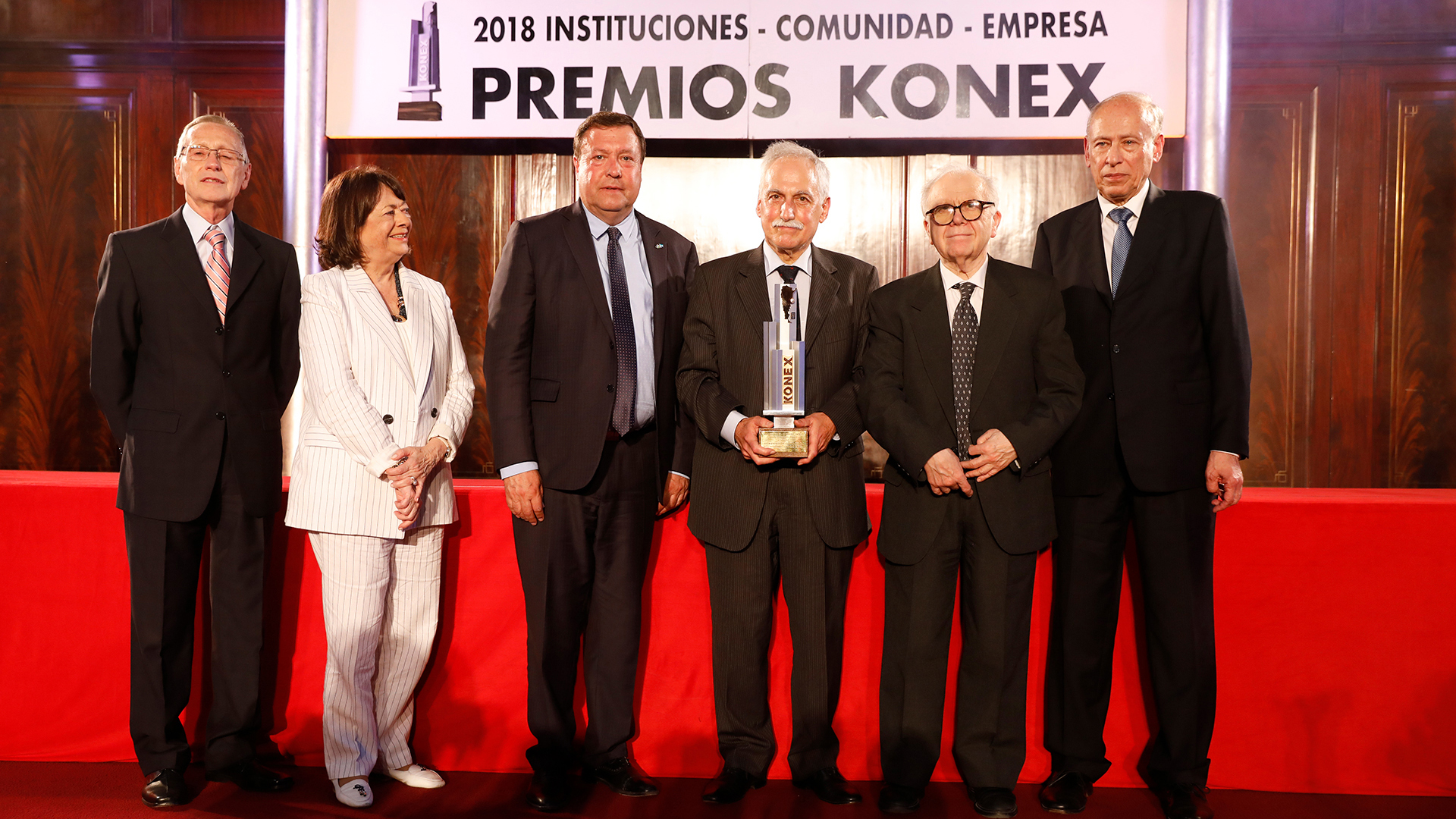 El gobernador de Río Negro, Alberto Weretilneck, junto al gerente general de INVAP, Héctor Otheguy, y a su fundador Conrado Varotto