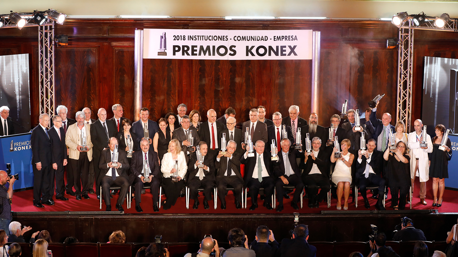 La foto grupal de los ganadores de los Premios Konex 2018 Instituciones- Comunidad – Empresa