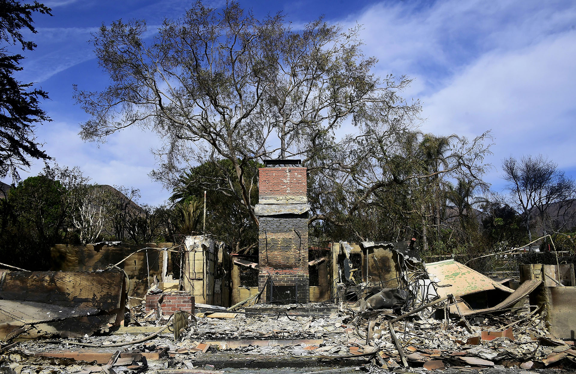 Solo la chimenea quedó en pie en una casa destruida en Busch Drive