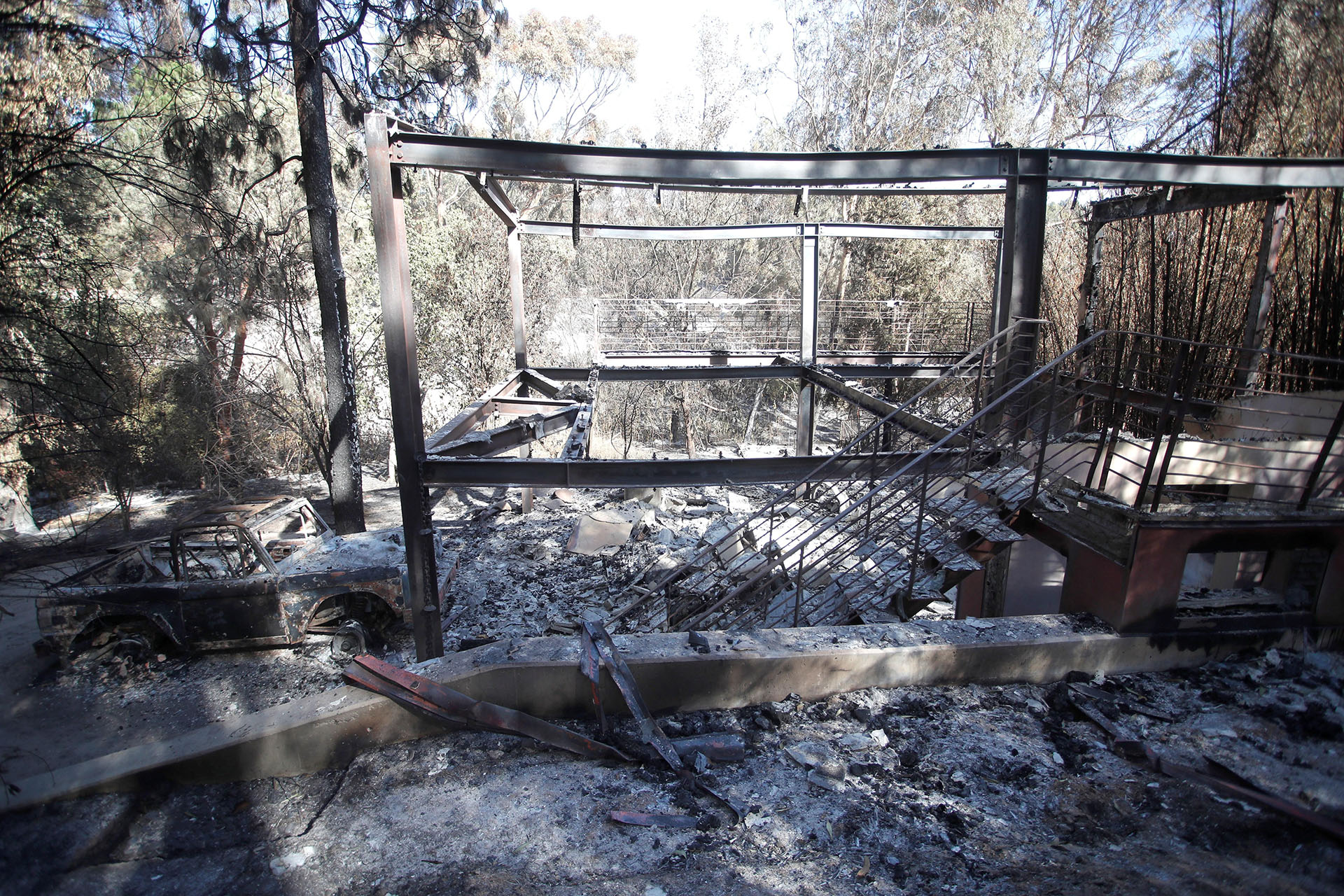 Vista de la casa del actor escocés Gerard Butler hoy, lunes 12 de noviembre de 2018, destruida en el incendio de Woosley en Malibú