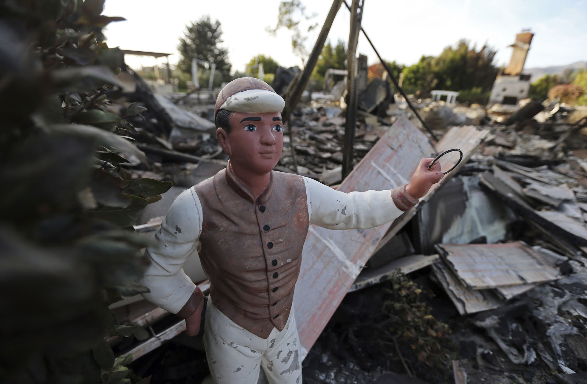 Un jockey decorativo contrasta entre las cenizas que dejó el incendio