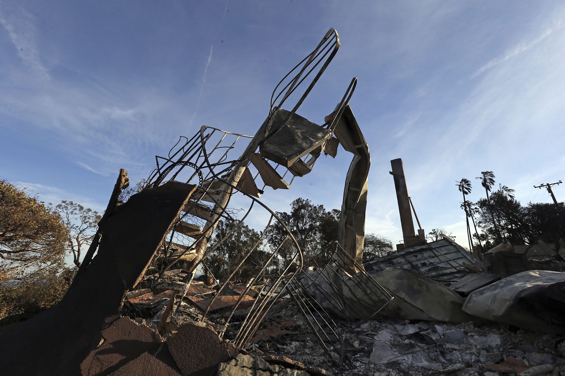 Una escalera de una casa quedó a la vista ante la destrucción de las cuatro paredes en Point Dume