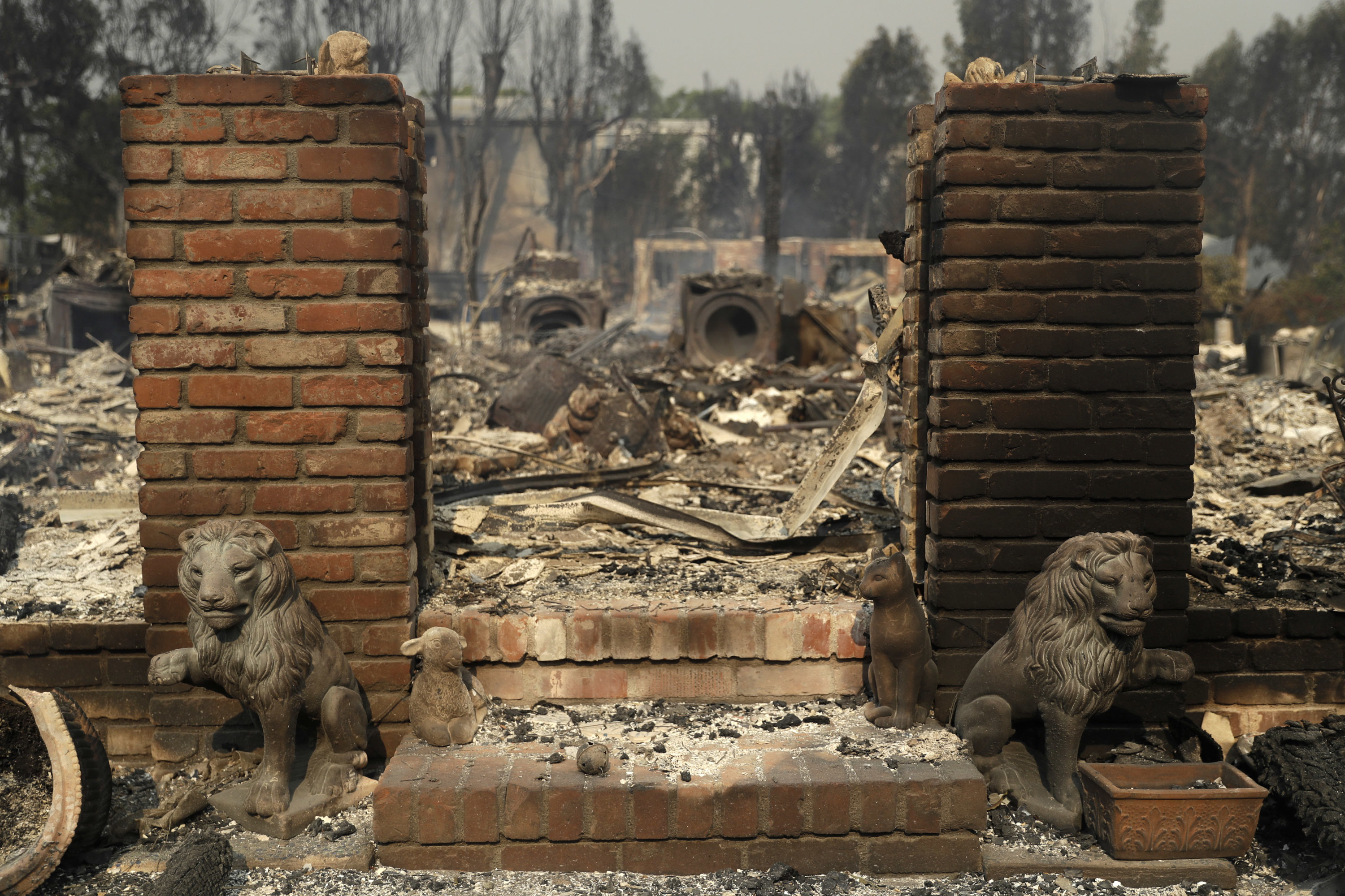 Estatuas de león que decoraban la entrada de una lujosa vivienda en Malibú