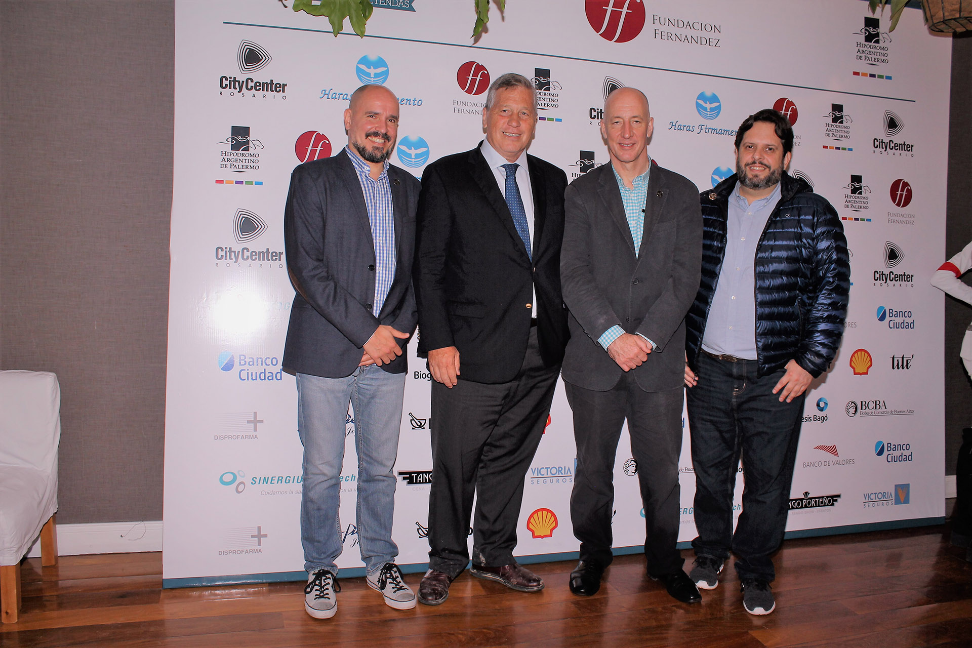 Antonio Bullrich, presidente de la Comisión de Carreras del Hipódromo Argentino de Palermo, junto al embajador británico, Mark Kent. El total de lo recaudado será destinado para finalizar la obra de la Sala de Recuperación de la Guardia del Hospital Fernández